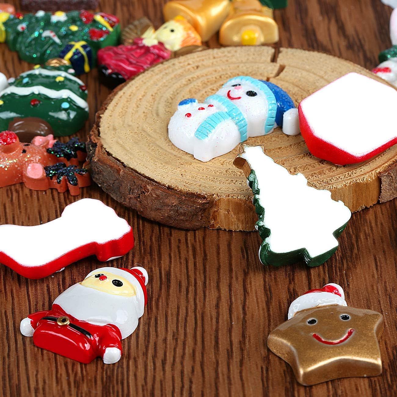 Kesote 30 Piezas de Mini Adornos Navideños de Resina Papá Noel, Sonajero, Árbol de Navidad, Muñeco de Nieve, Miniaturas de Navidad para Regalo, Parcela, Tarjetas de Felicitación
