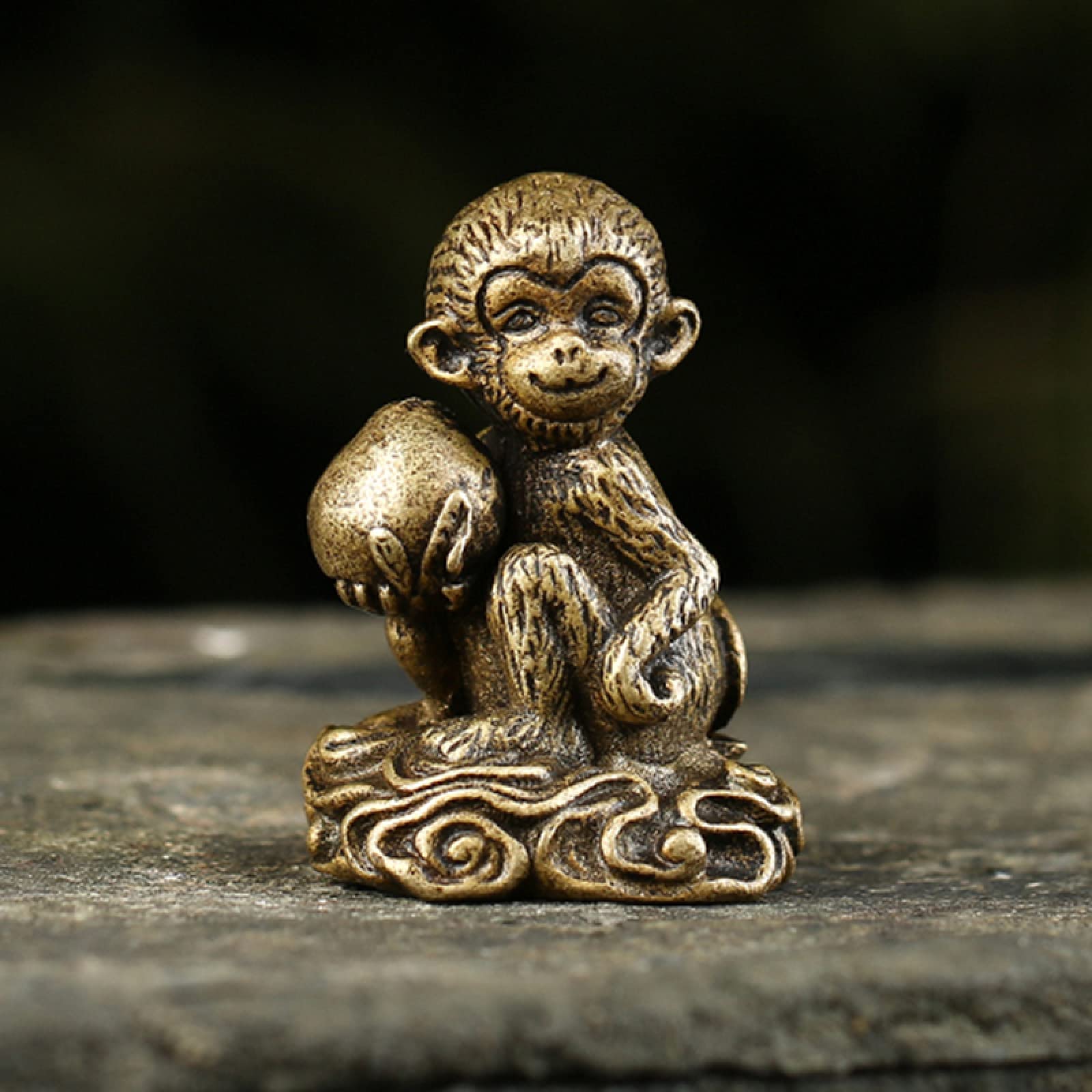 Creative Art Statue Artwork Crafts Decorations Gift，Sculpture Decor Bronze Solid Monkey Holding Peach Figurines Tea Pet Ornaments Copper Zodiac Animal Table Decorations