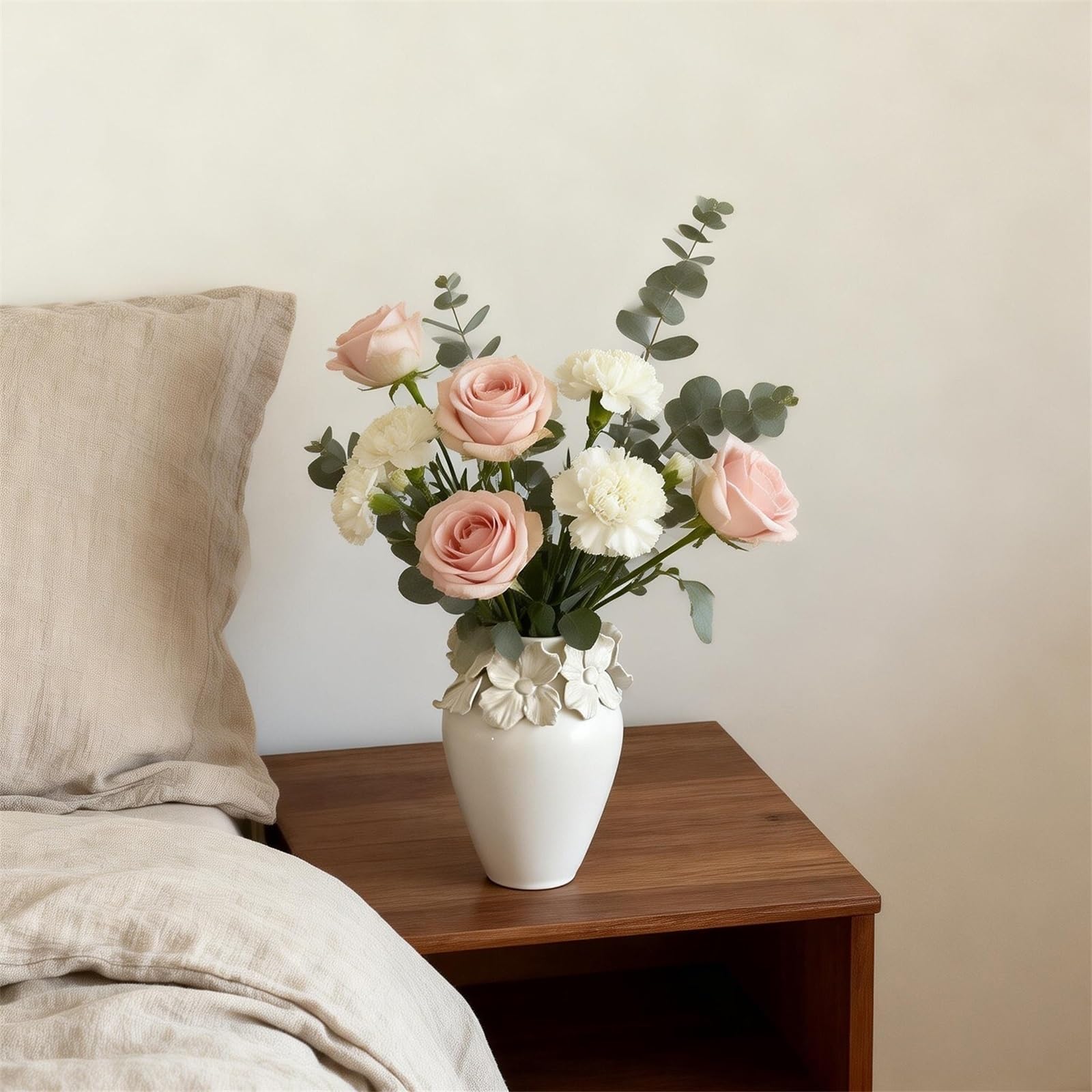 Vasen Weiße Keramikvase mit 3D-Blumenakzent