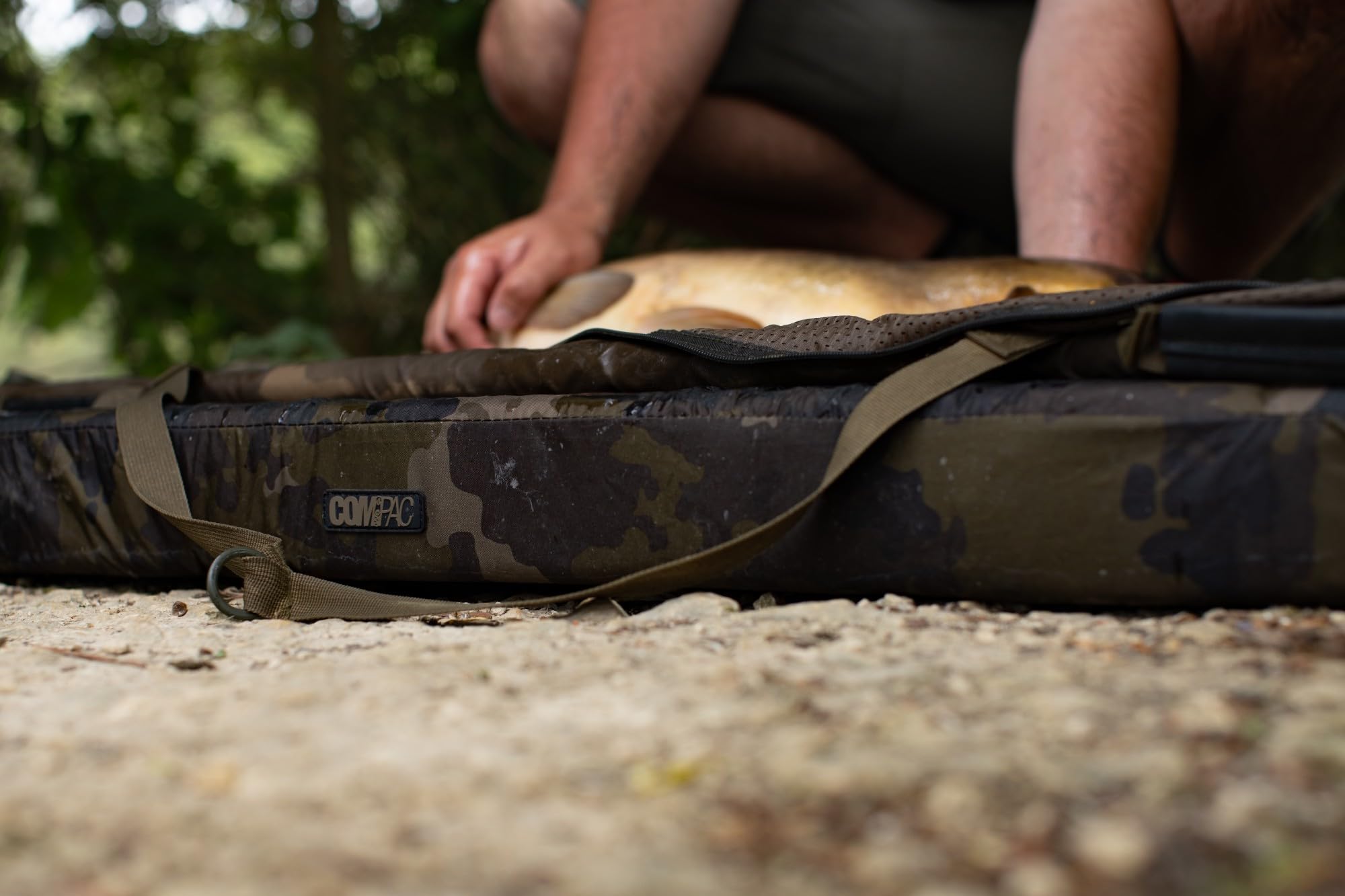 Korda Compac Flat Mat 120x75x8cm Dark Kamo, Karpfen Abhakmatte mit Hochdichtem Schaum, Wasserabweisend, Fischfreundliches Material, inkl. Tragebeutel und Erdungsschlaufen