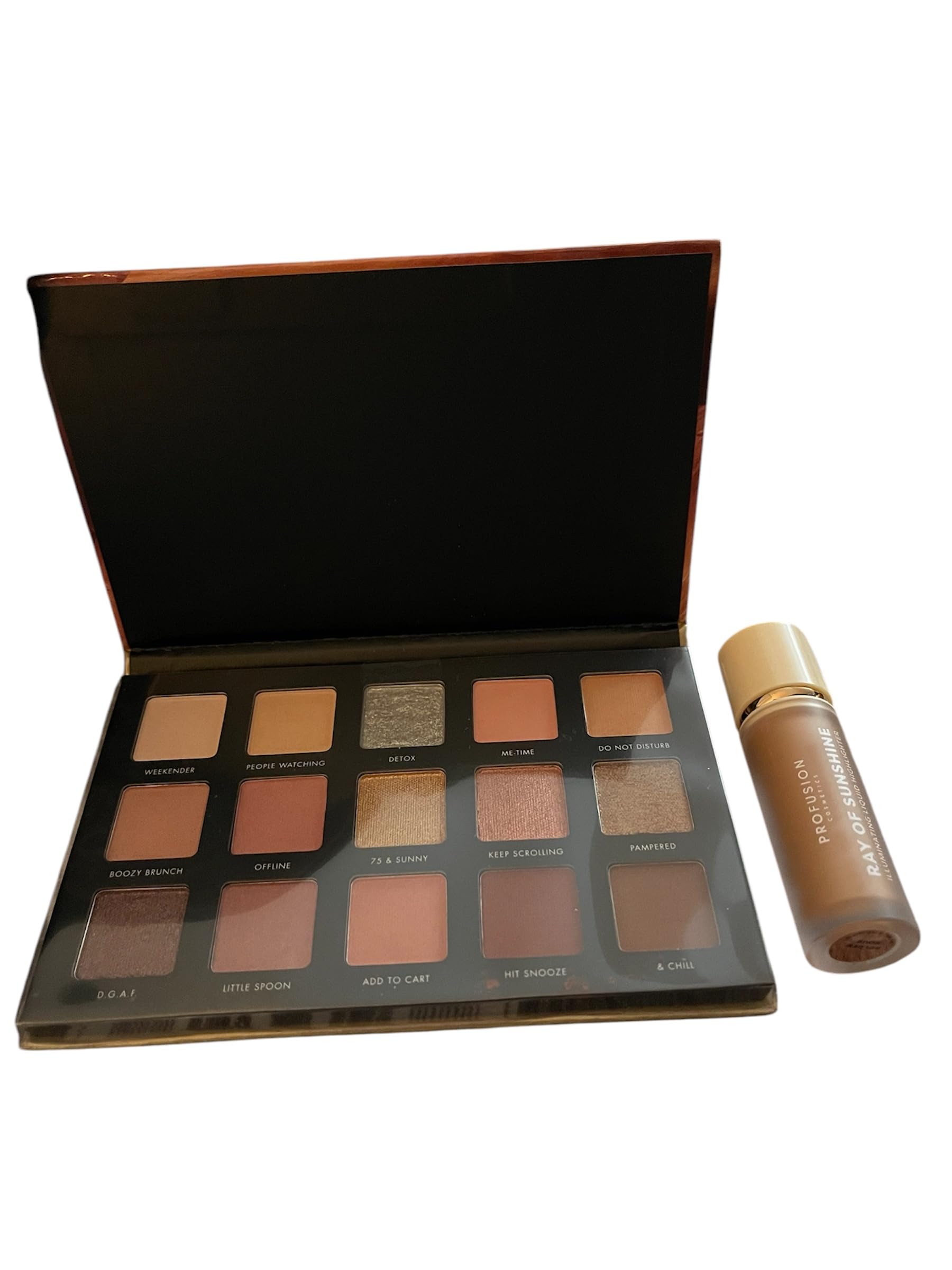 1 eyeshadow palette with 15 colors and 1 liquid highlighter (4mL)