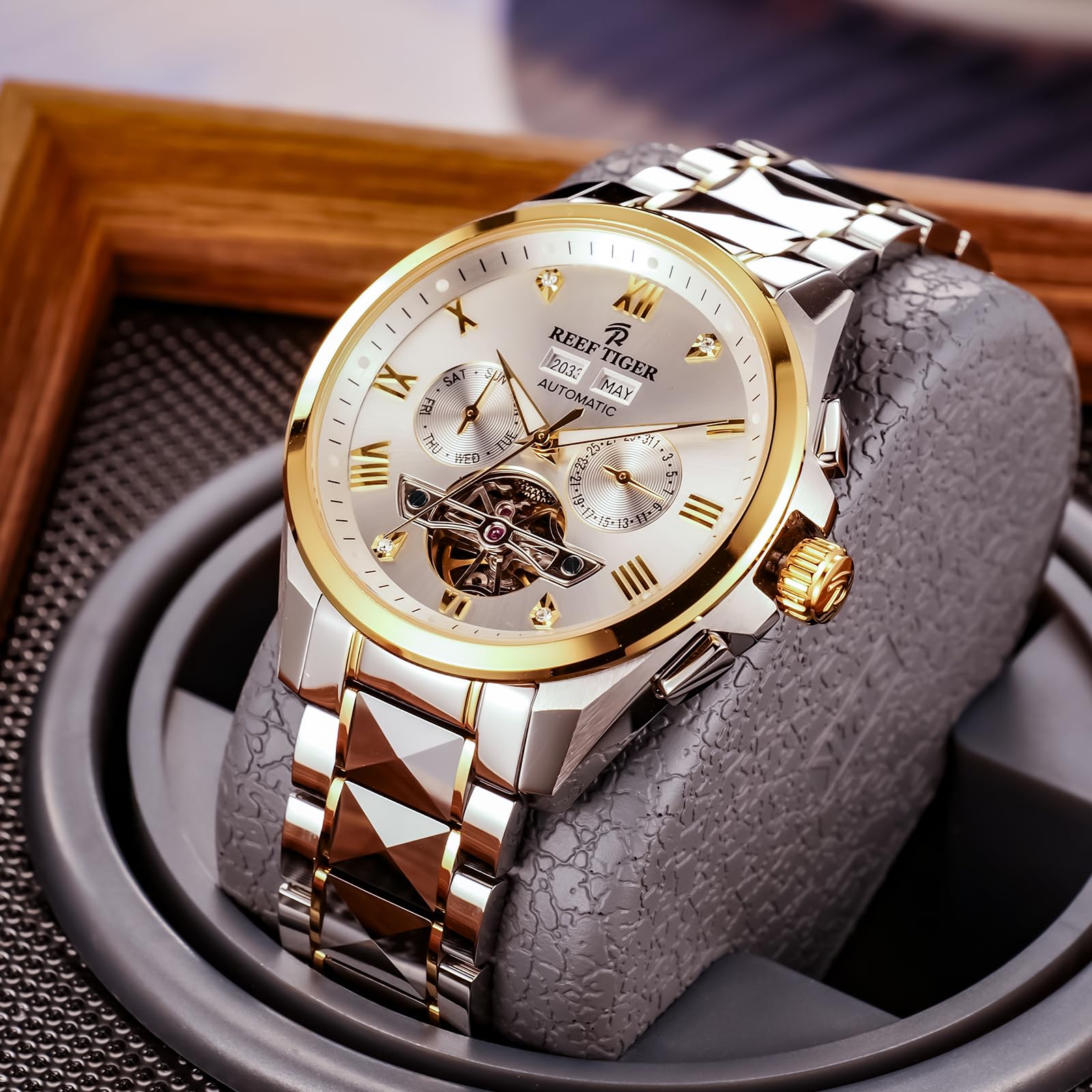 REEF TIGER Reloj mecánico de calendario completo de moda con tres ventanas de acero inoxidable esqueleto impermeable reloj para hombres RGA8235