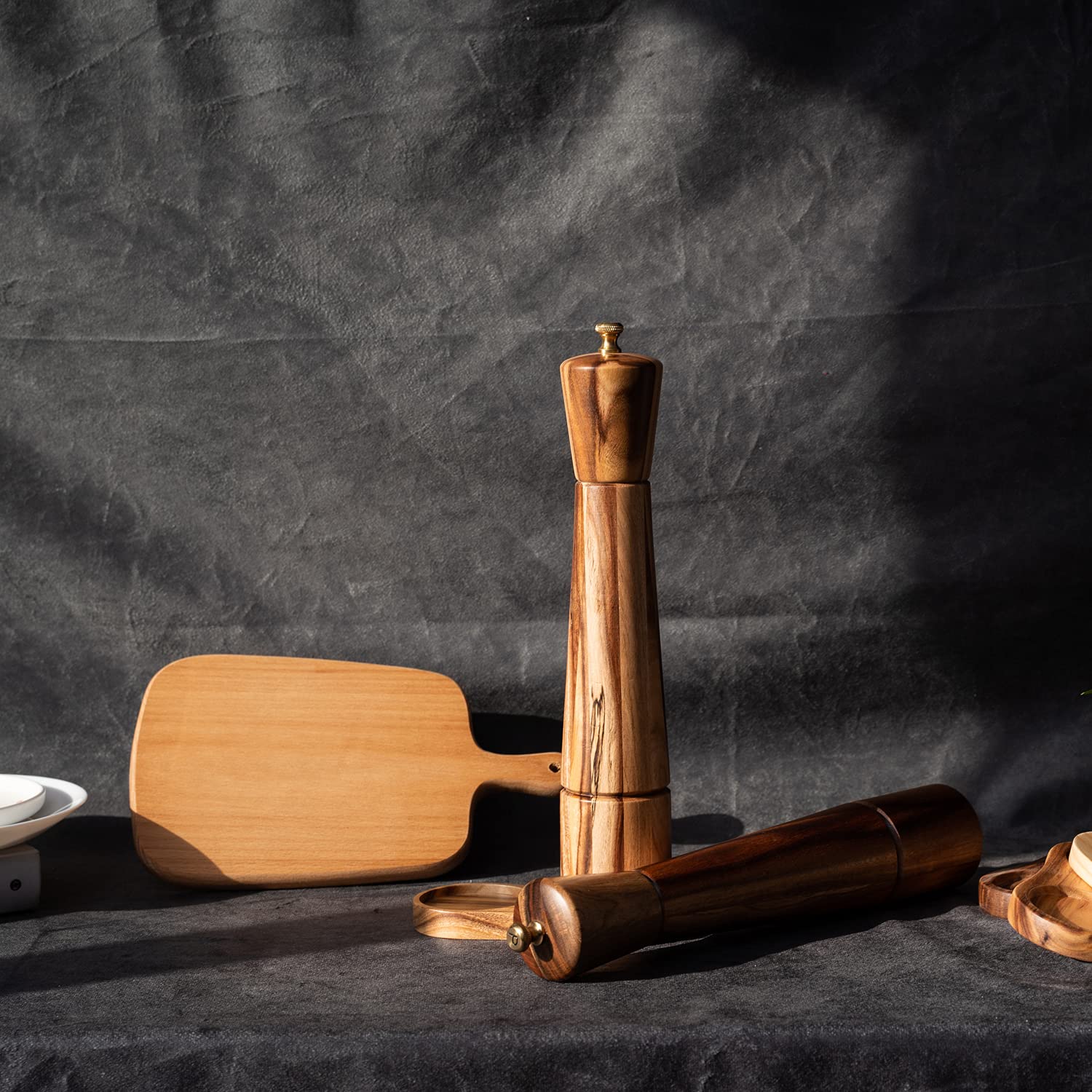 Juego de Molinillos de Sal y Pimienta con Bandeja, molinillo de sal de cerámica ajustable, molinillo de pimienta de acero inoxidable, madera de acacia, 32 cm de altura, diámetro inferior 6 cm