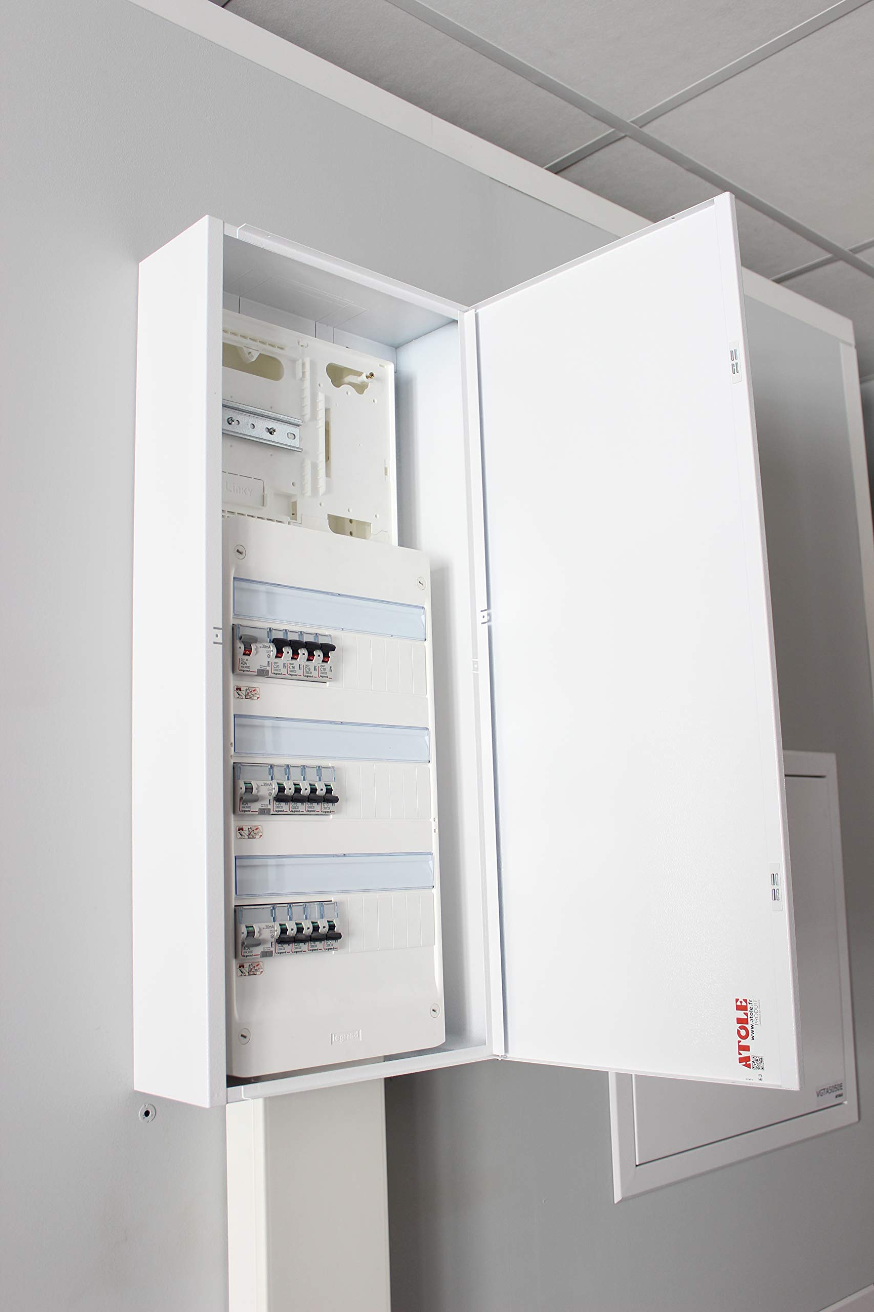 Coffret d'habillage pour tableaux électriques en acier blanc - Dim. du coffret : H 920 x L 450 x P 140 mm - Marque ATOLE