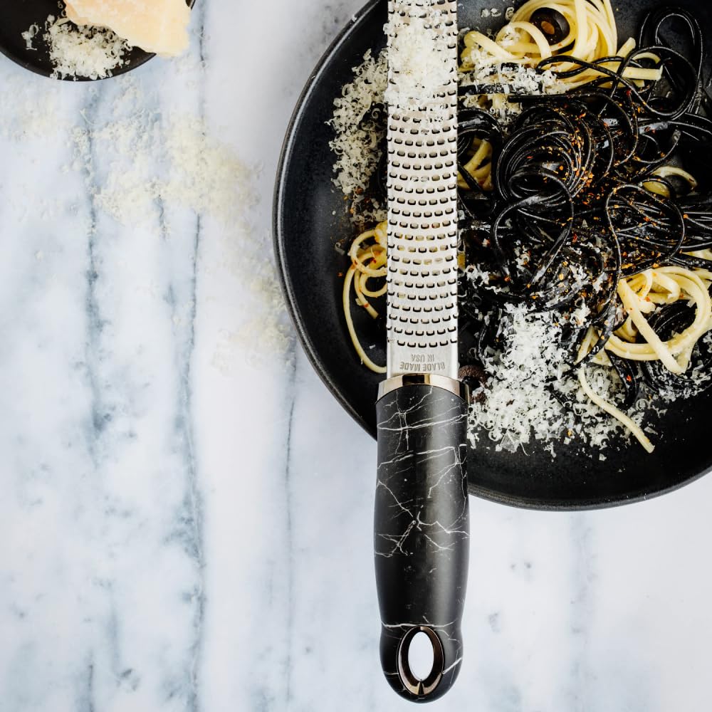 Microplane Grattugia Zester Black Marble Ideale per Agrumi, Formaggio a Pasta Dura, Zenzero, Cioccolato e Noce Moscata con Lama Fine - Made in USA
