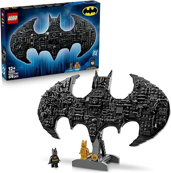 LEGO DC Batman: Batman Logosu 76330-12 Yaş ve Üzeri Erkek ve Kız Çocuklar için 2 Minifigür ile Çeşitli Aksesuarlar İçeren Yaratıcı Sergileme Modeli Yapım Seti, Hediye Fikri (678 Parça)