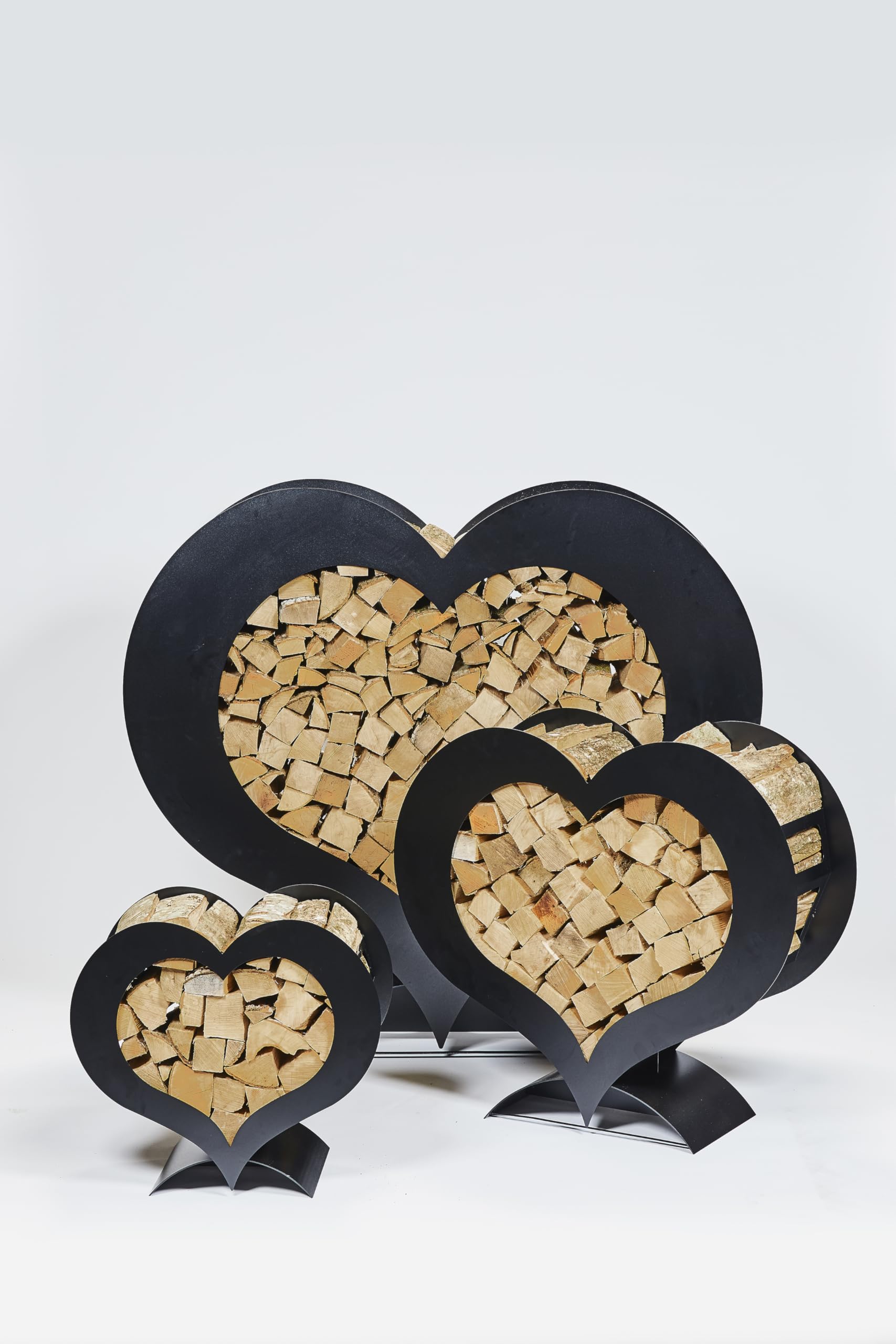 Gruber, Herz-Holzständer, schwarz, Dekoratives Kaminholzregal aus pulverbeschichtetem Stahl, stilvolles Brennholzregal für Innen- und Außenbereiche, 36 x 67 x 62 cm, ohne Holz geliefert
