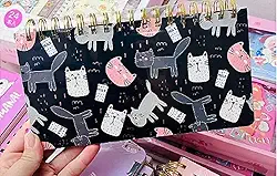 Planner semanal com Espiral Dourada, Tema de Gatinhos, Fundo Preto com Gatos Rosa, Cinza e Branco, Ideal para Crianças, Adolescentes e Adultos, Organização Diária
