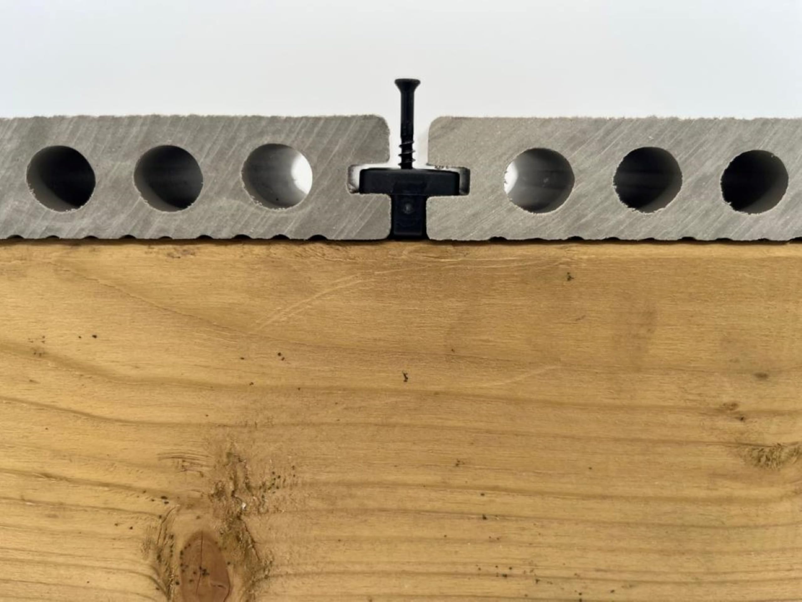 Clip di fissaggio a T, confezione da 500, viti di montaggio nere incluse, punta inclusa, fornisce uno spazio di 6 mm tra le assi in composito, si adatta alla maggior parte dei