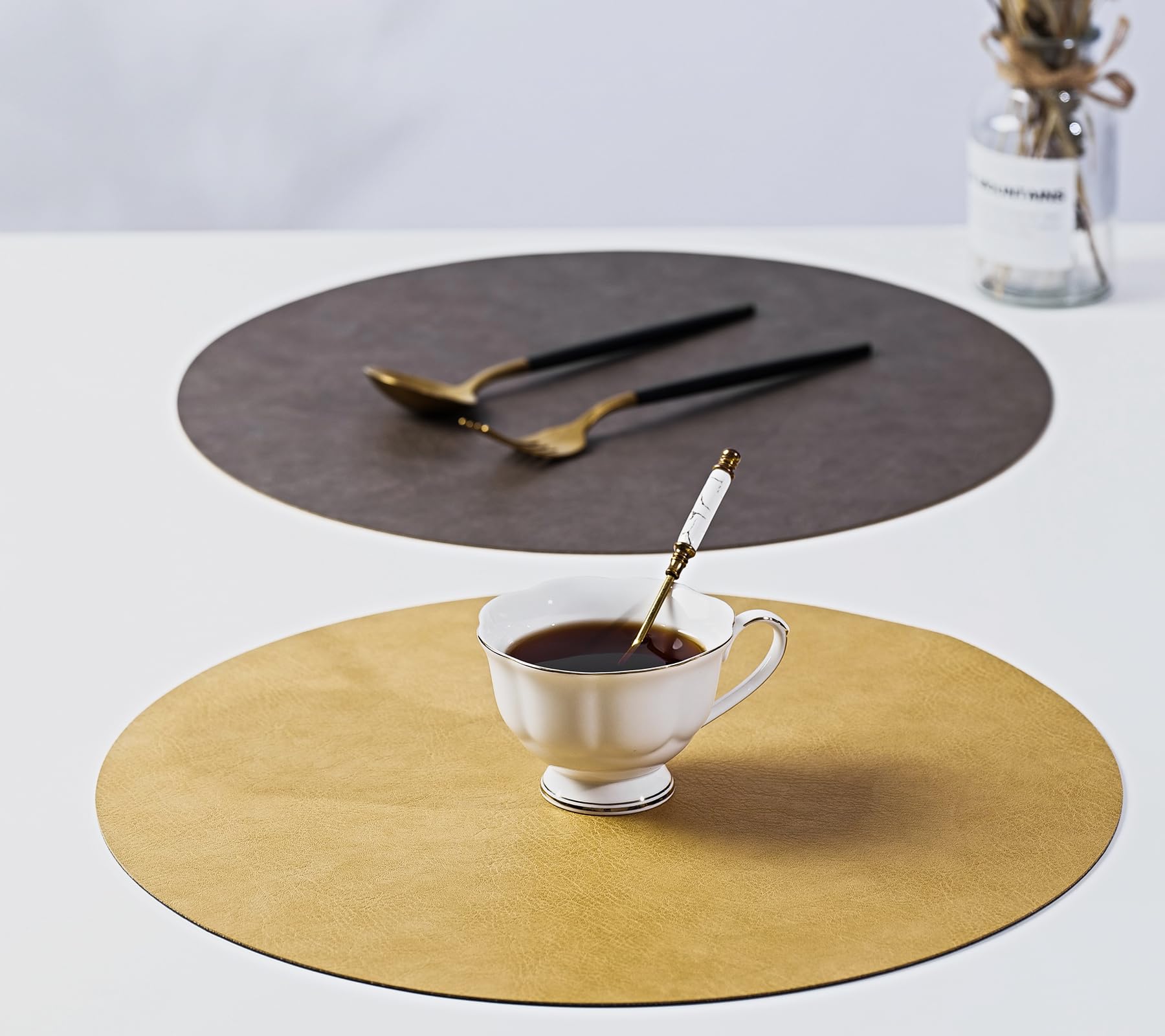 RENMTURE Juego de 4 manteles individuales de piel sintética de doble cara y doble color, con tapete para 4 tazas, lavables, para cocina, mesa de comedor, restaurante, cafetería (amarillo jengibre