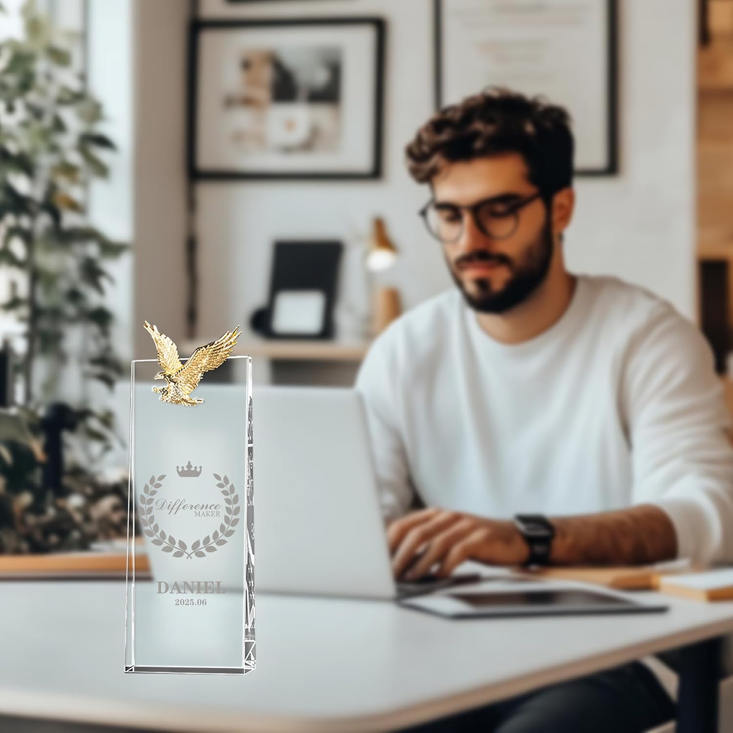 Puchary Spersonalizowana szklana nagroda w postaci trofeum z grawerowanym tekstem i logo na szklanej tabliczce okazji wydarzenia Pracownik Roku Rectangular