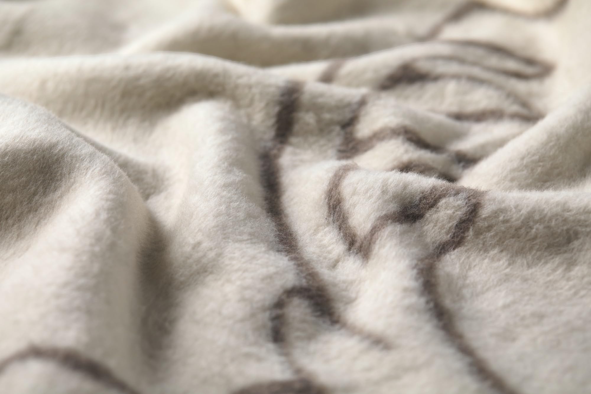 David Fussenegger Kuscheldecke Hirschen Linie 150x200cm Flauschige Sofadecke aus Recycling-Baumwolle nachhaltig produziert ÖkoTex100 GRS Made in Austria Farbe Rohweiß