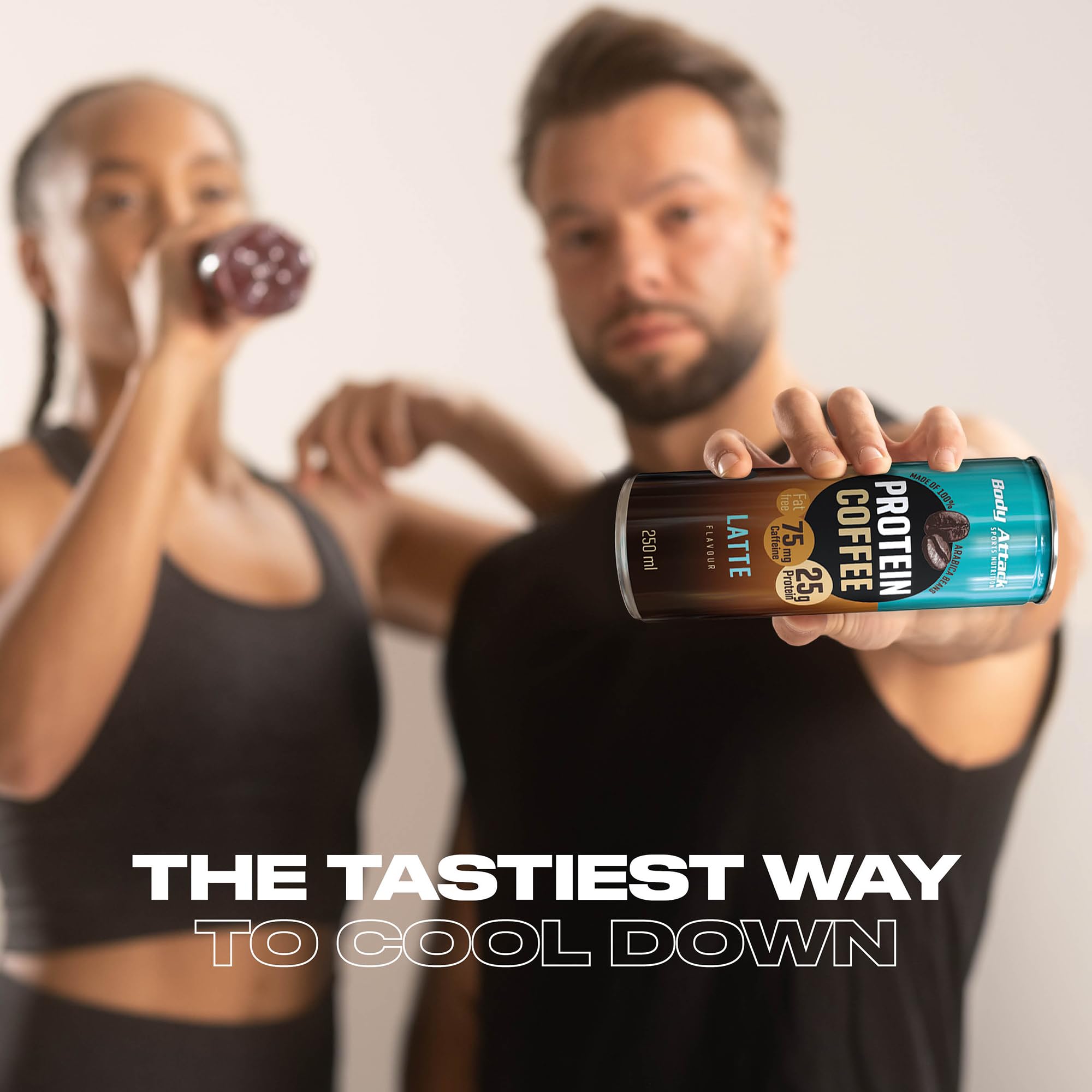 Body Attack Protein Coffee – Coffee Latte, 12 x 250ml (inkl. Pfand) - Protein Eiskaffee - erfrischender Eiskaffee fettarm mit 25 g Eiweiß, 75 mg Koffein - aus 100% Arabica Kaffeebohnen | Protein Eiskaffe, erfrischender Eiskaffee fettarm mit 25 g Eiweiß, 7