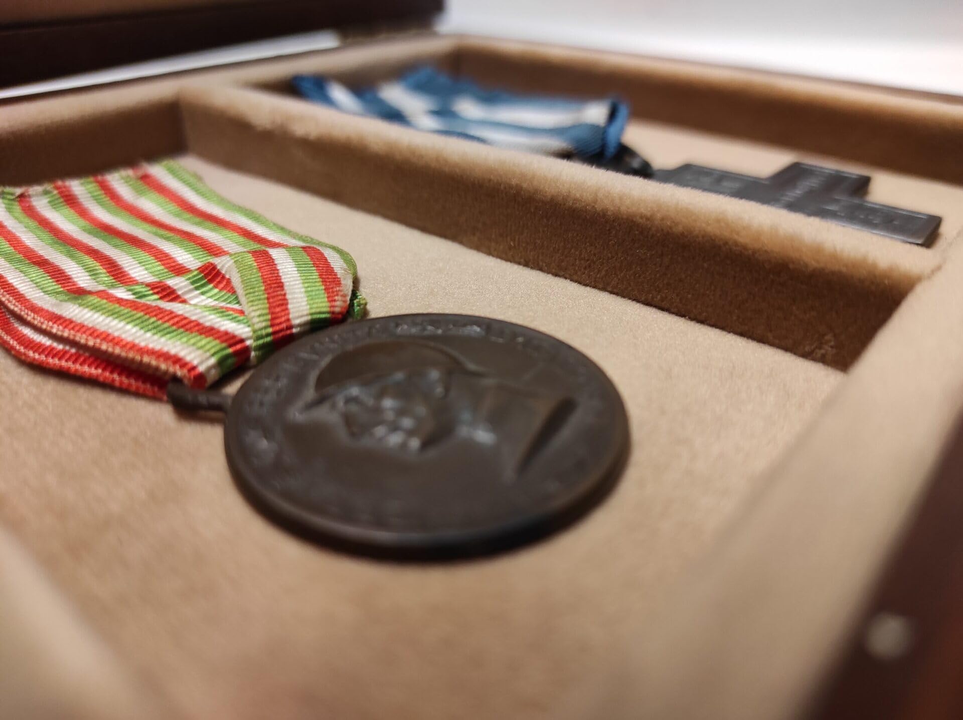 Estuche de Madera para medallas con Cinta, Expositor para Monedas y medallas de colección, 2 Compartimentos, Terciopelo Italiano, numerado y Certificado