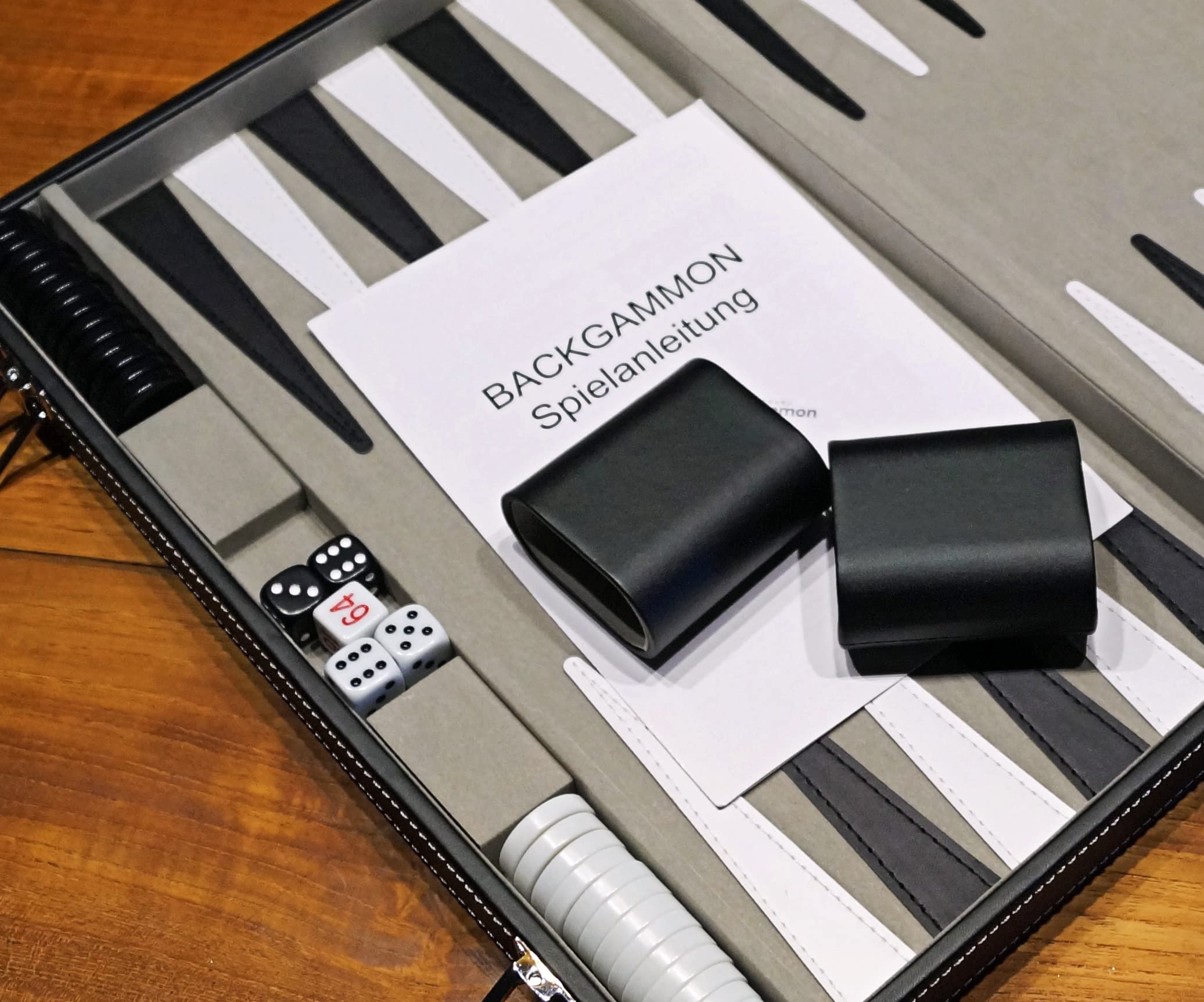 Attaché Valise Jeu de Backgammon - Set de Backgammon en Similicuir Noble avec revêtement intérieur en Feutre Fin - Dimensions 48 x 38 cm - Godets à dés Inclus