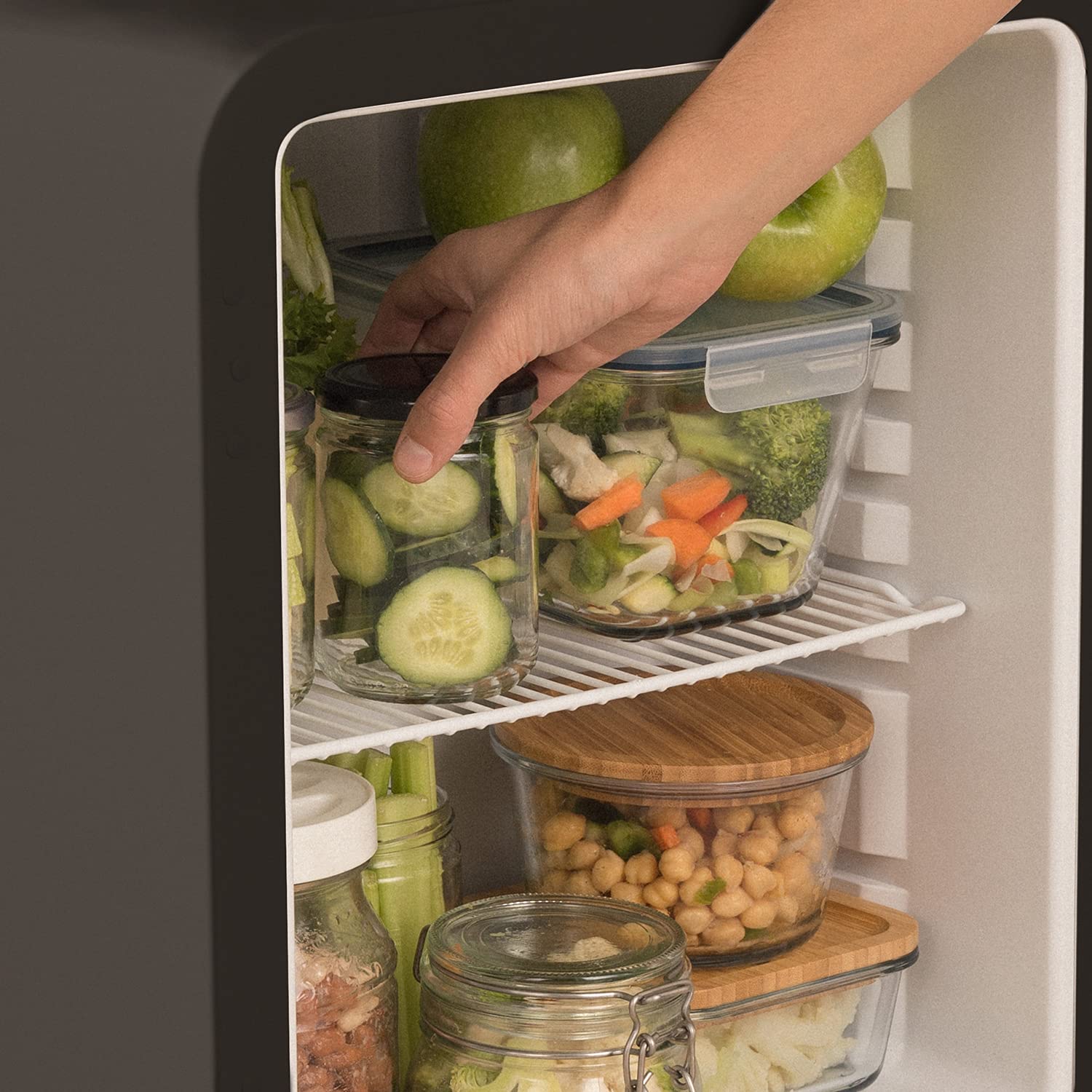 CREATE / RETRO FRIDGE 50 GOLD/Frigorífico negro maneta oro / 85W, minibar, un estante, diseño retro, 50 cm, dos repisas, capacidad de 48L, bajo consumo, 50x44x49,8 cm — view 6