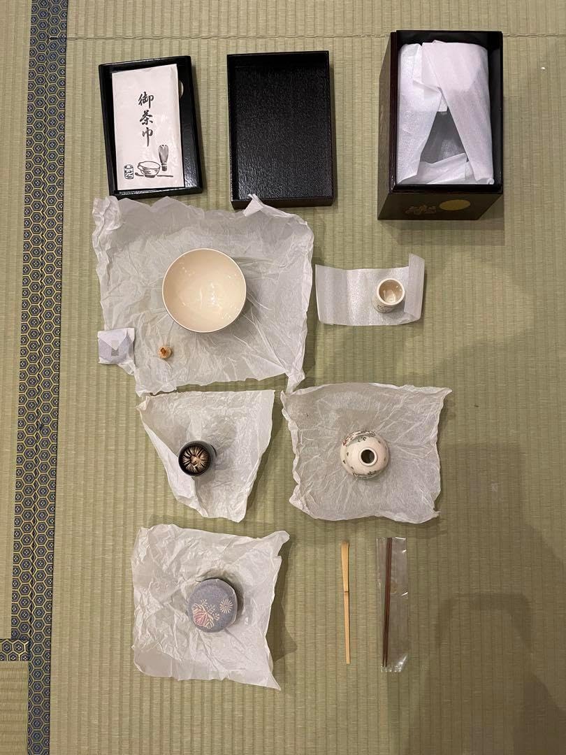 【新品未使用】金箔装飾の茶箱 茶道具一式付き 金箔装飾の茶箱 茶道具一式付き
