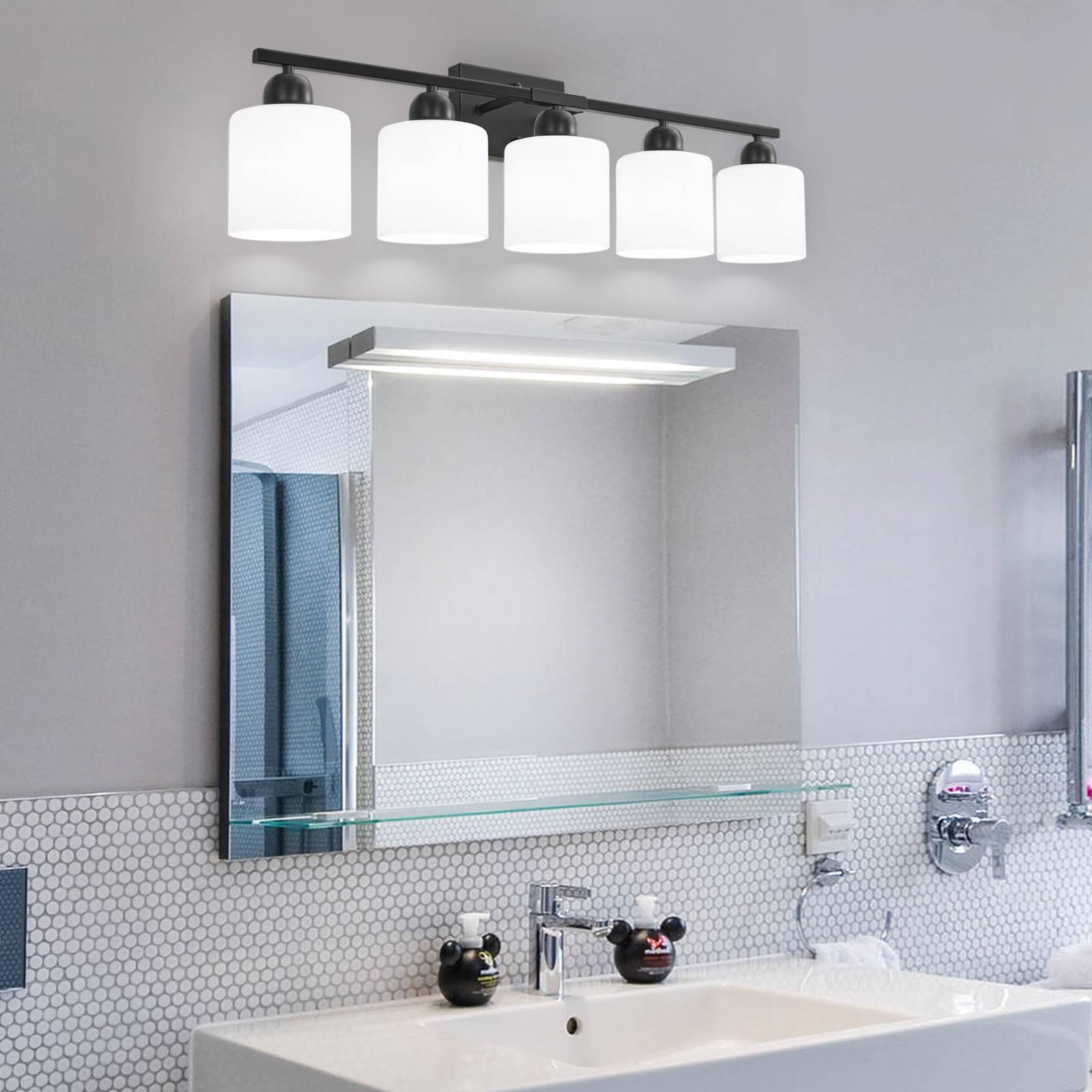 5-flammige schwarze Badezimmer-Schminkleuchte, schwarze Schminkleuchte mit milchig weißen Milchglas-Schattierungen, moderne Waschtischleuchte für Badezimmerspiegel, Schlafzimmer, Wohnzimmer, Flur