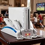 Wii Console Game Organizer Station,Wii Remote Charger Stand Base, 2 Batterie rechargeable Pcs compatible avec le kit Nunchuk de console Nintendo (Blanc)