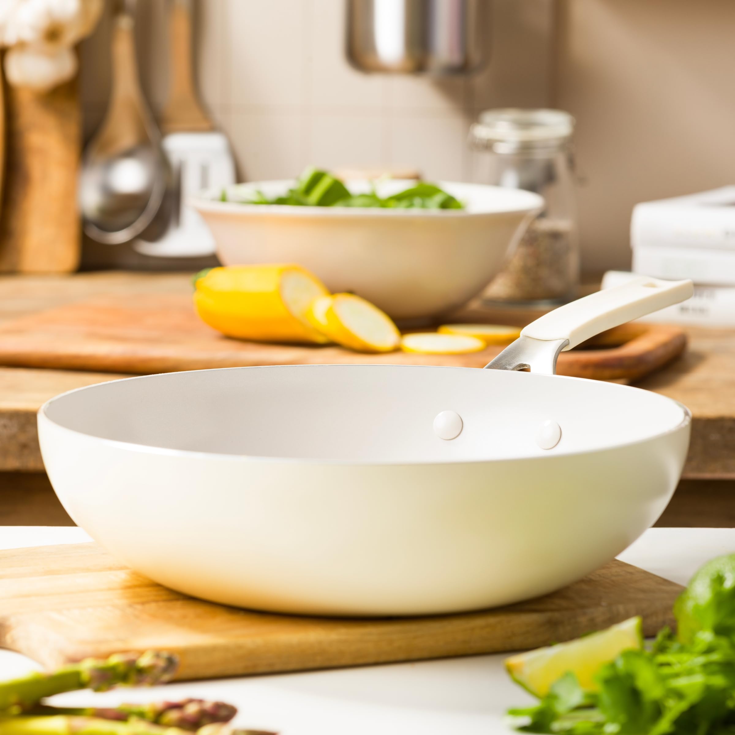 KitchenAid Aluminium Wok Ceramica Antiaderente, 28 cm/3,69 L, Senza PFAS, Compatibile Induzione, Manico Acciaio Inox, Adatto Forno, Lavabile Lavastoviglie, Crema