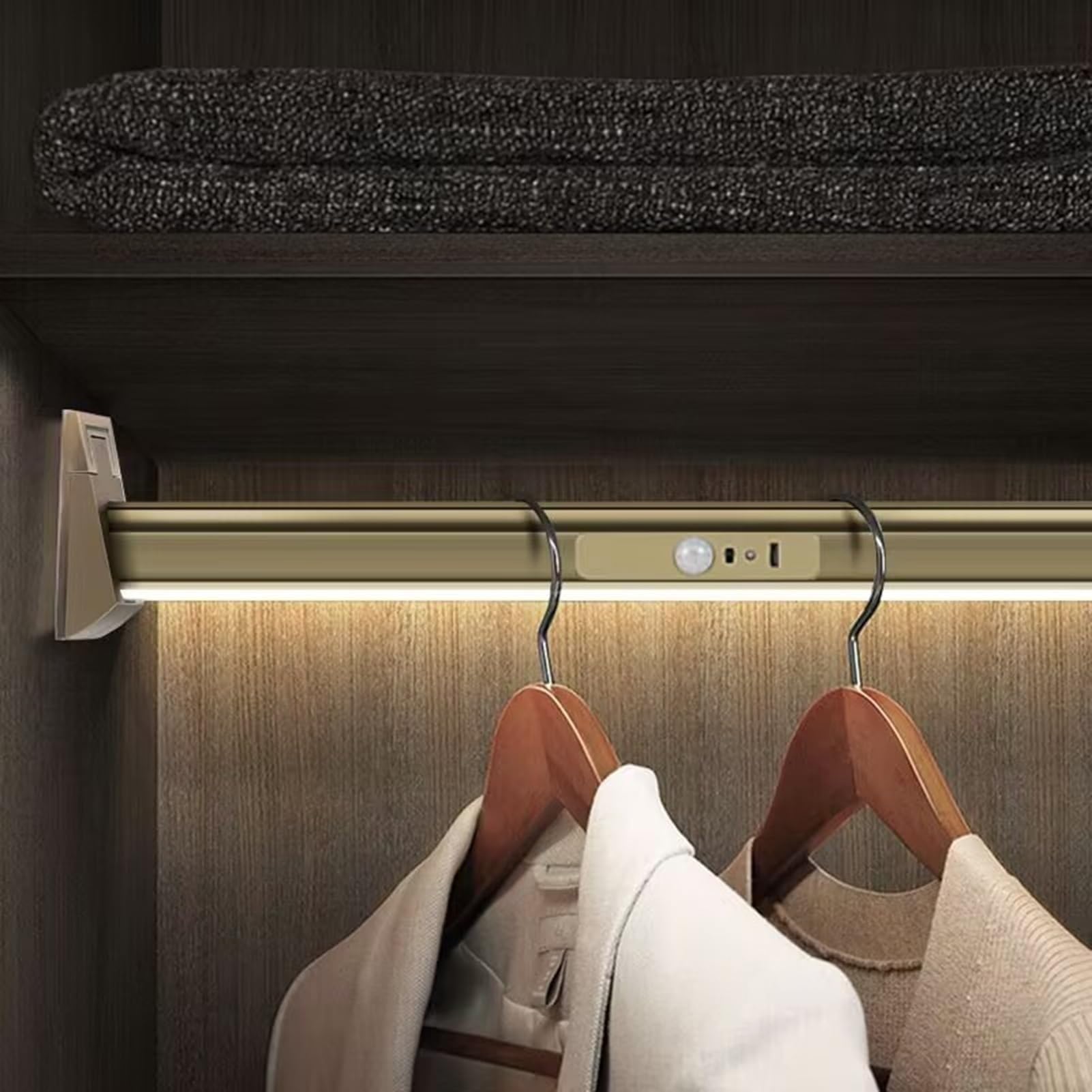 50-130 cm wytrzymały drążek do szafy, obciążenie 75 kg, metalowy wieszak na ubrania, drążek do szafy z oświetleniem LED, drążek do szafy z wbudowaną baterią litową (złoty, 800 mm)