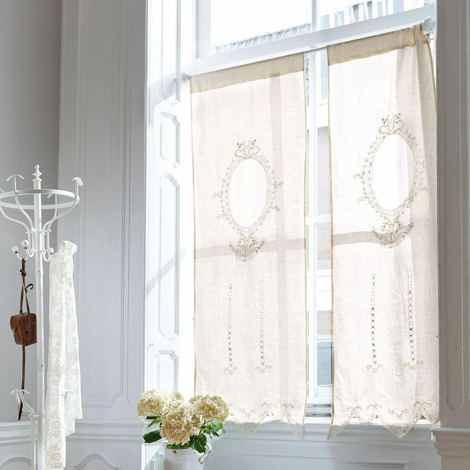 Loberon Gardine Loiret, Creme | romantisch verspielter Look - mit verlaufendem Hohlsaum - mit wertvoller Medaillon-Stickerei - Vorhang - Fernsterdekoration