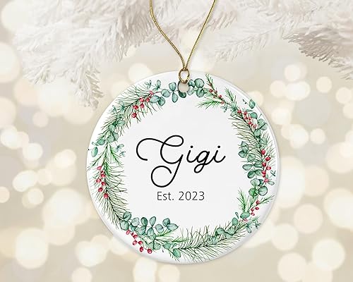 Miniatura 2 de Gigi Est 2023 - Adorno de Navidad Gigi, adorno para Gigi, nuevo regalo de Gigi, adorno de Navidad de hija, hijo, nietos impreso en ambos lados