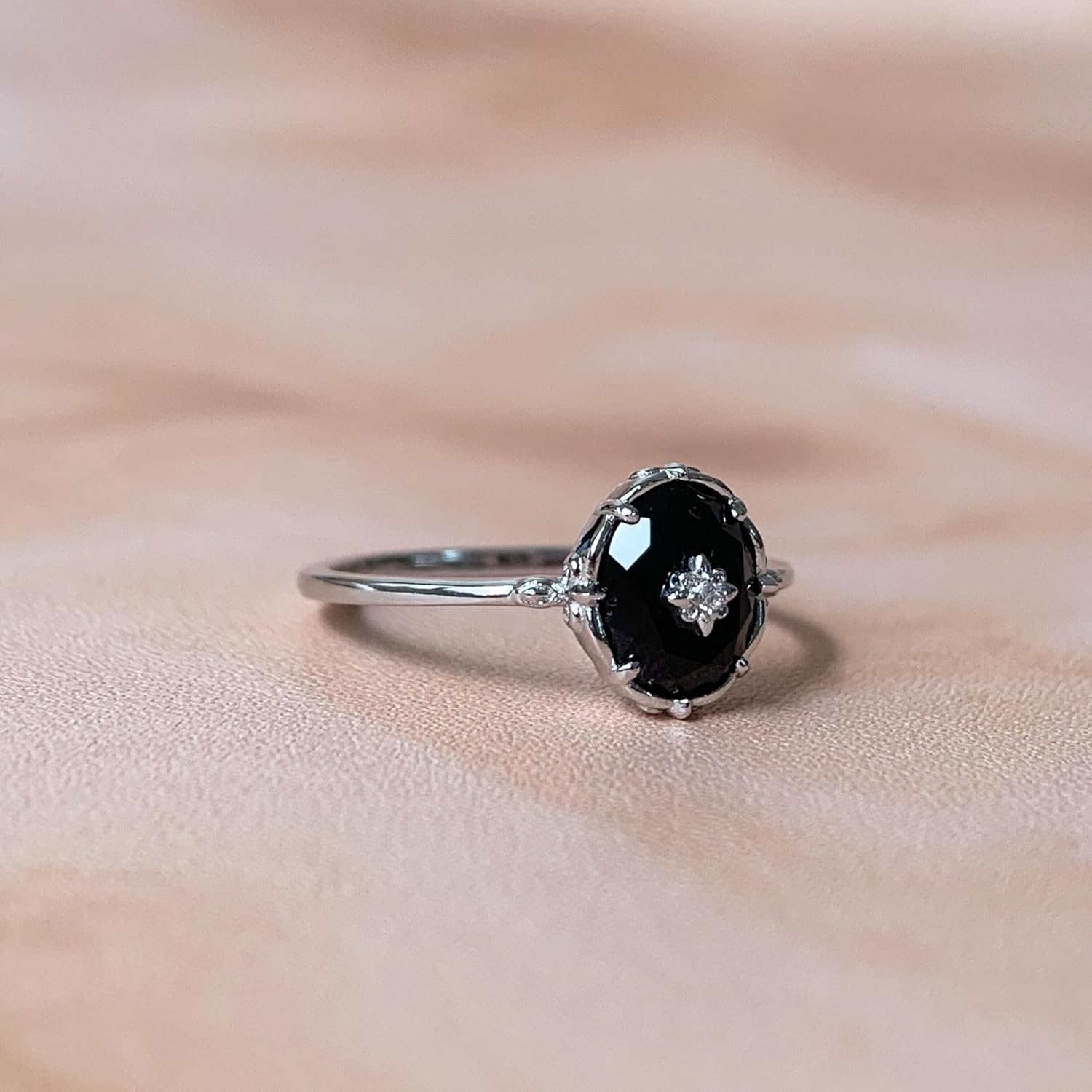 Vintage Black Onyx Engagement Ring for Women Gold Art Deco Solitaire Wedding Ring Unique Oval Cut Stone Anniversary Jewelry