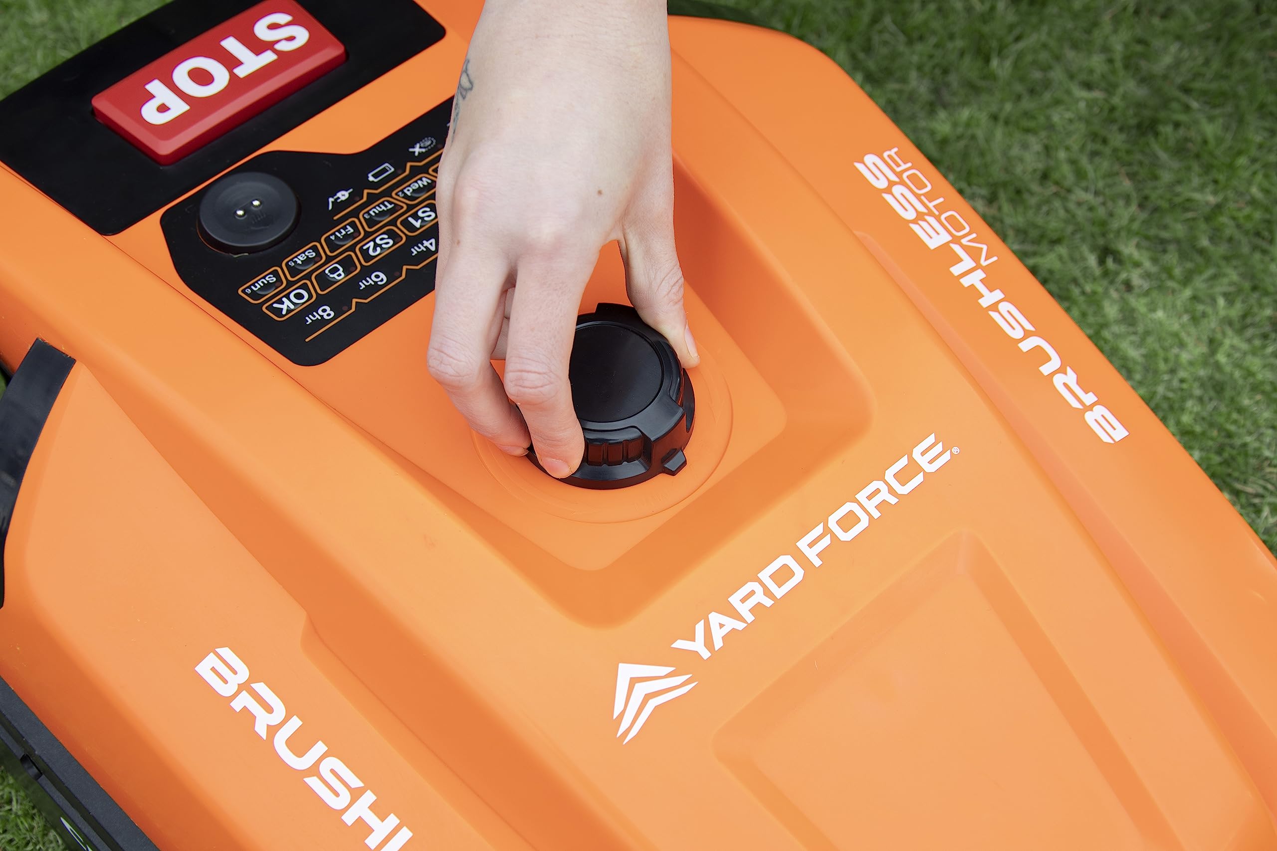 YARD FORCE Robot cortacésped Classic 600B hasta 600 m² - Robot cortacésped autopropulsado con Control Bluetooth y aplicación, Sensor de Lluvia, Motor sin escobillas, 40% de inclinación y Panel de