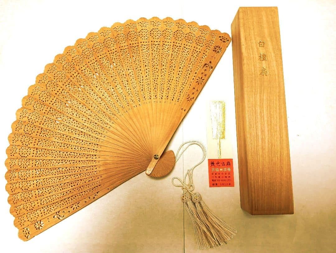 【桐箱入り】白檀扇子　20cm　宮脇賣扇庵 義也古扇 Amazon.co.jp: 桐箱入り 白檀扇子 20cm 宮脇賣扇庵 義也古扇