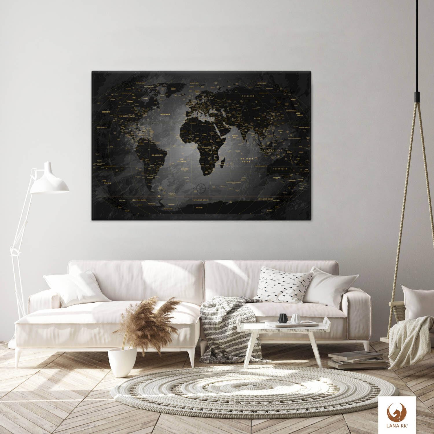 LANA KK - Premium Pinnwand Weltkarte - Noir - Deutsch - in 100 x 70 cm, stabile Rückwand zum Pinnen inkl. Starterkit - Leinwand-Kunstdruck Wandbild Landkarte XXL