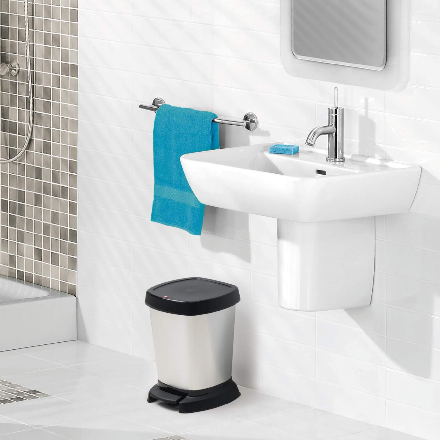 Rotho, Paso, Waste bin 6l for the Bathroom with Pedal and lid, Plastic (PP) BPA-Free, Silver Metallic, 6l (23,4 x 21,9 x 29,2 cm)