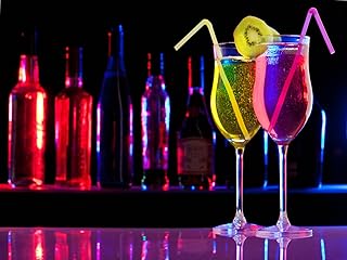 Cócteles de color rosa y amarillo con botellas de colores en el fondo, tamaño A4, papel satinado, impresión fotográfica, impresionante 260 g/m² (297 x 210 mm)
