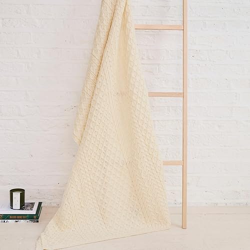 Miniatura 2 de Aran Woollen Mills Manta de lana irlandesa, 100% lana peinada, diseño tradicional de punto trenzado, duradera y fabricada éticamente en Irlanda