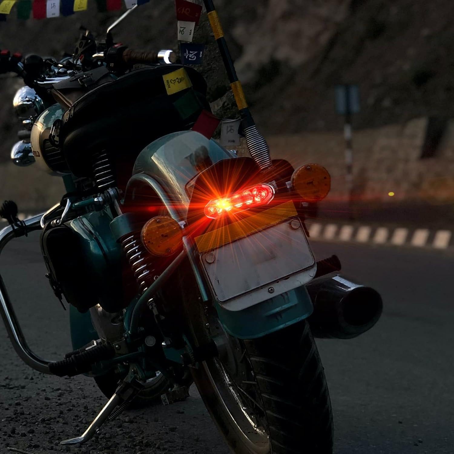 Feu Arrière de Moto 12V Multifonctionnel étanche LED Feu Stop Feux de Conduite Clignotants pour Moto.