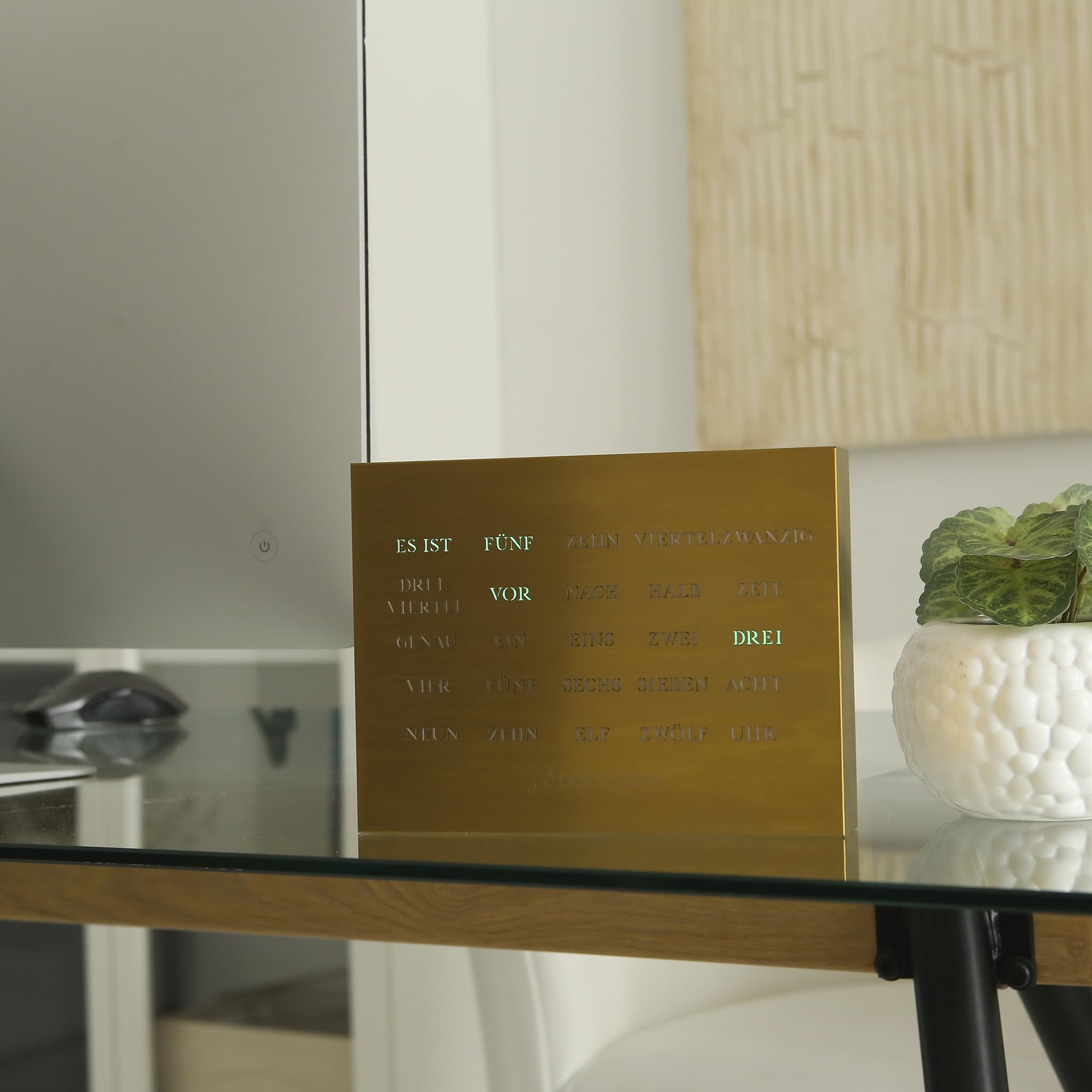 Elegante BoxClock Digitale Tischuhr – Moderne LED-Uhr mit WLAN & verstellbarem Standfuß – Gold Edition aus gebürstetem Edelstahl für Büro & Zuhause