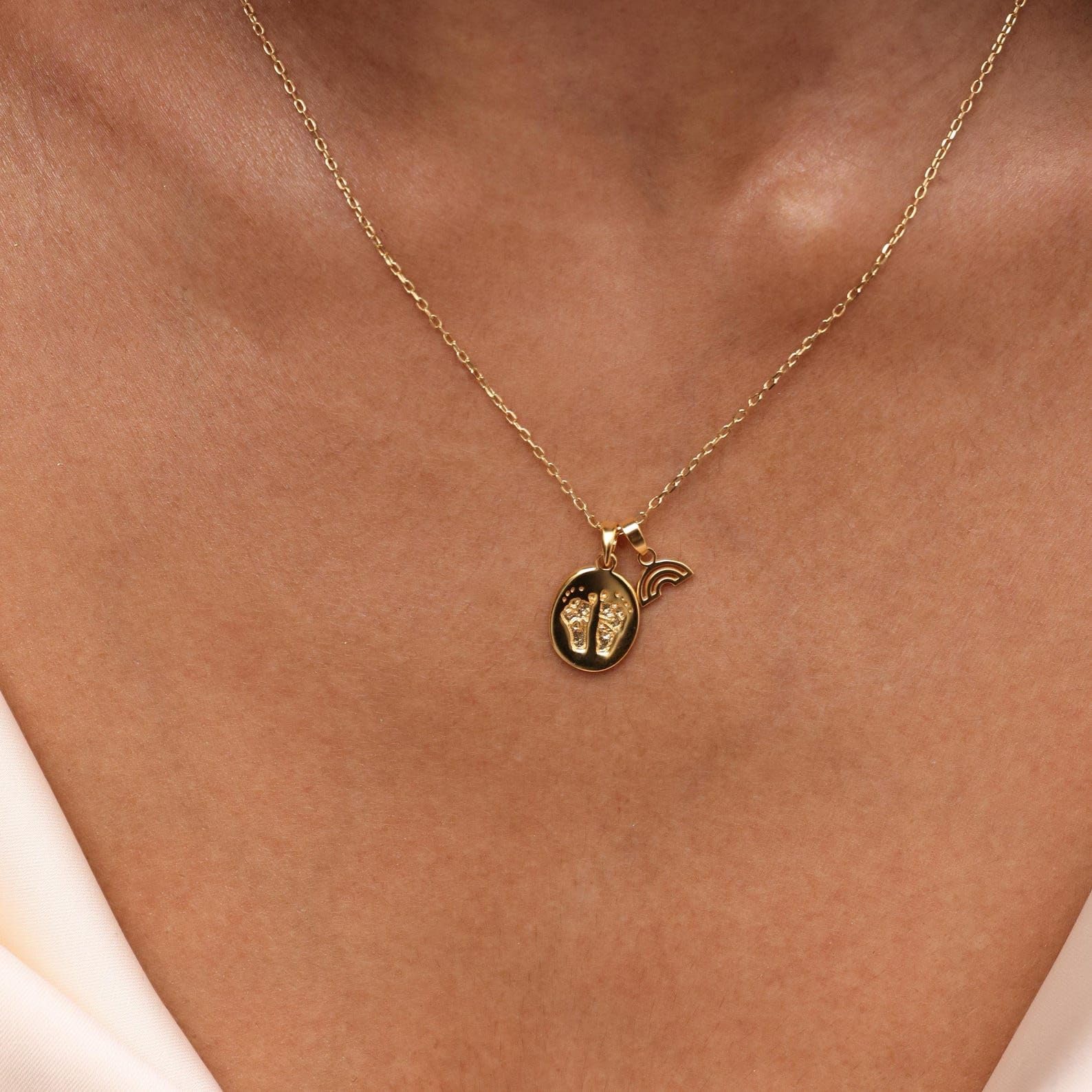 Collar con Huella de Bebé Personalizada | Colgante Ovalado Arcoíris de Plata | Joya de Recuerdo Familiar