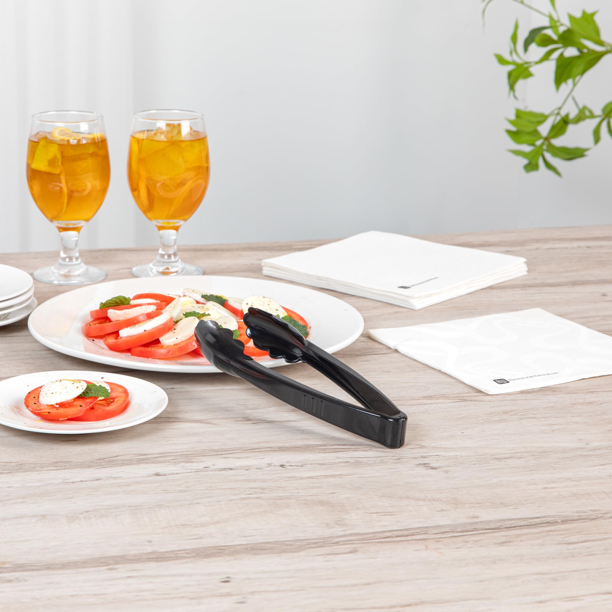 Restaurantware Pinzas negras para servir, 10 unidades, 9 pulgadas, pinzas de plástico desechables resistentes con asas largas y bordes festoneados para eventos con catering, bodas o bufés y