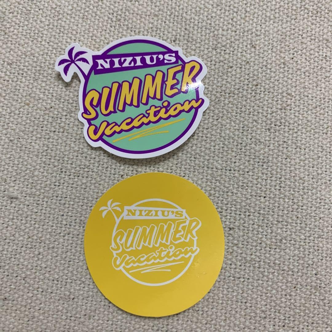 Amazon.co.jp: NiziU ステッカー ロゴ ポップアップストア