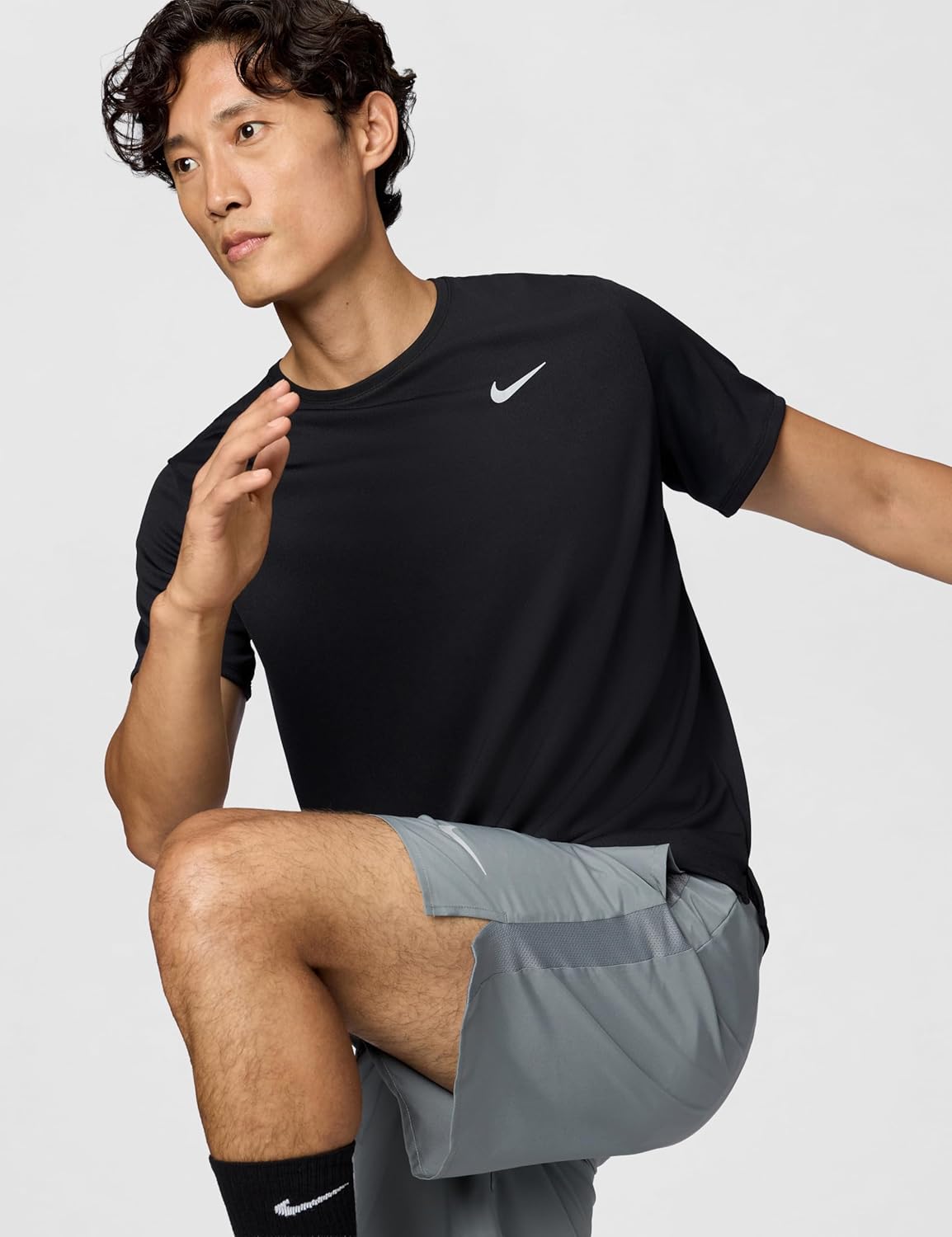 Nike Erkekler Miler Dri-FIT UV Kısa Kollu Koşu Üstü