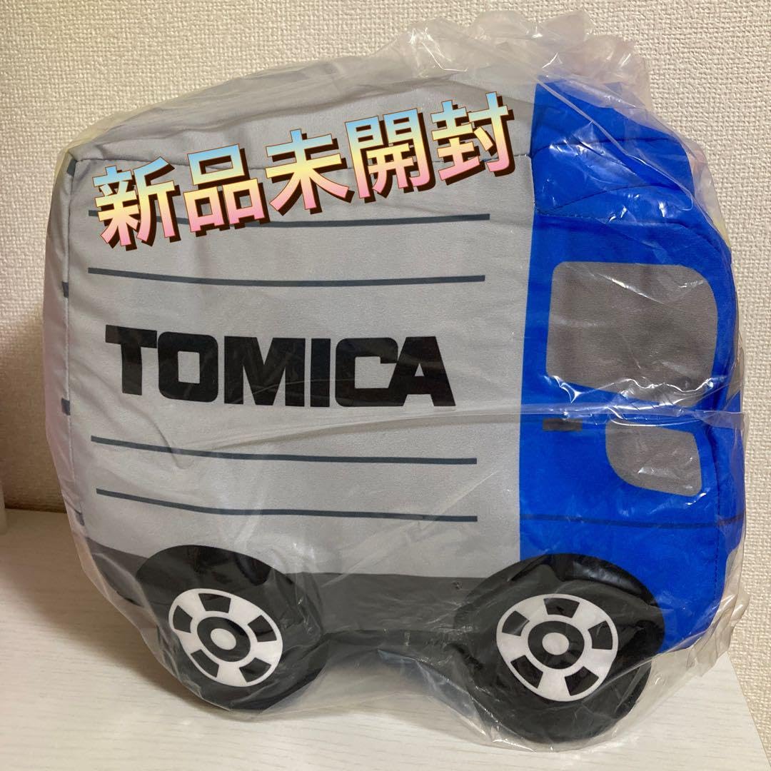 こども達に人気な車がぬいぐるみに トミカ 特大サイズ ぬいぐるみ 約42cm 公式 グッズ (トラック) トミカ』より、ポンプ車がぬいぐるみになって タイトーのプライズで登場！可愛いデザインに落とし込まれた消化器や、パトライトなどに注目！ | 電撃ホビーウェブ