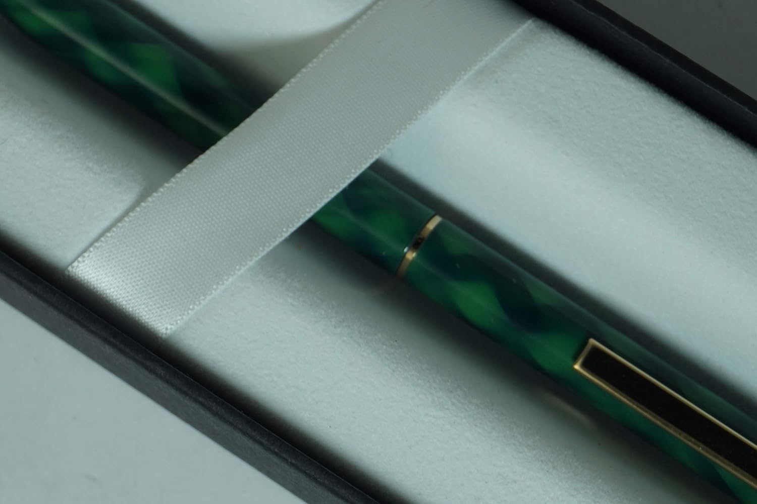Sheaffer Rare Made in the USA Signature Slim Classic Fashion criss-cross Tartan plaid Green Lacquer Barrel and cap, and 22KT Gold Appointment 0.5MM Pencil