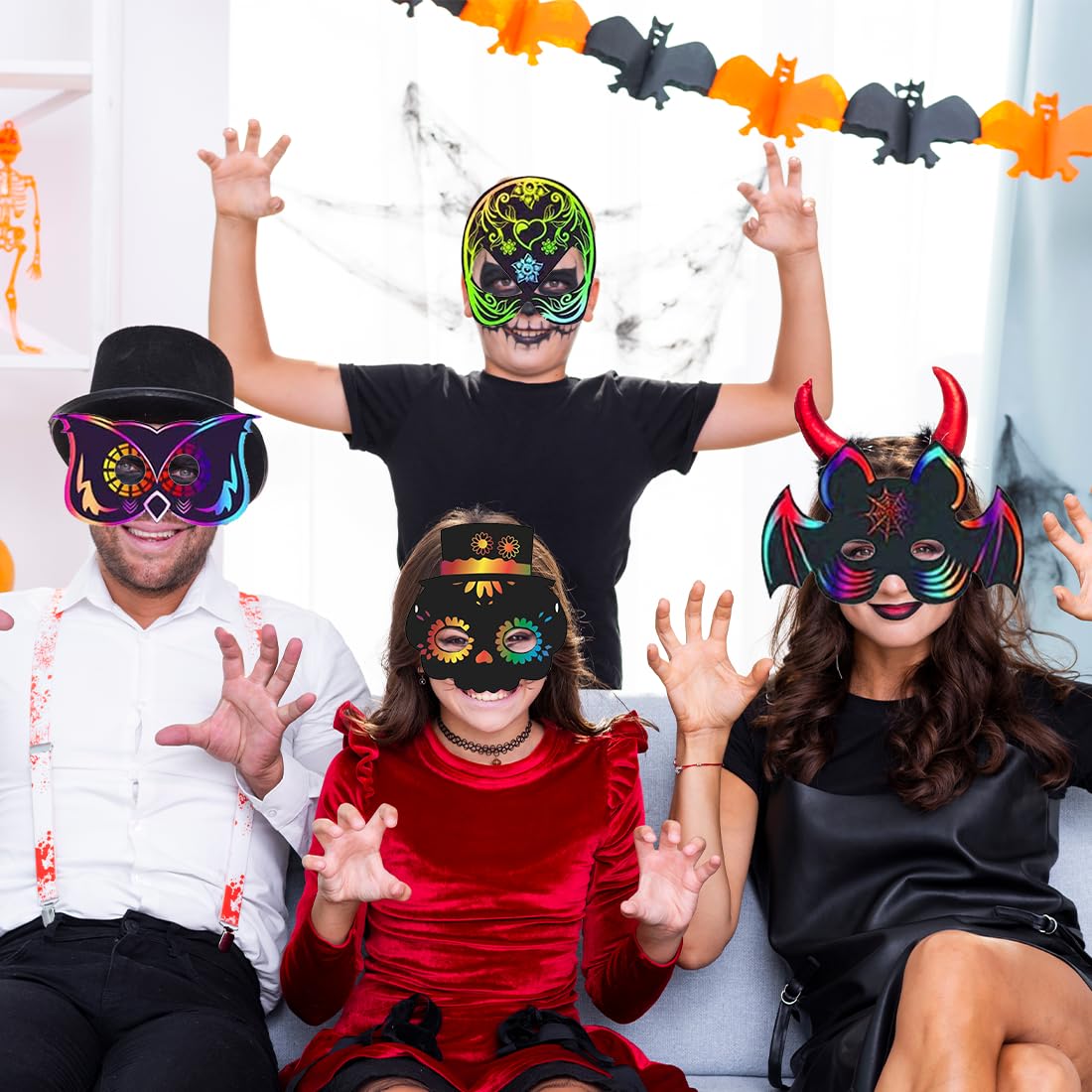 Wishstar 24 sztuki obrazków do zdrapywania na Halloween, maseczki do zdrapywania dla dzieci, maski na Halloween, zestaw do majsterkowania DIY z elastycznymi sznurkami i drewnianymi rylcami, dekoracja
