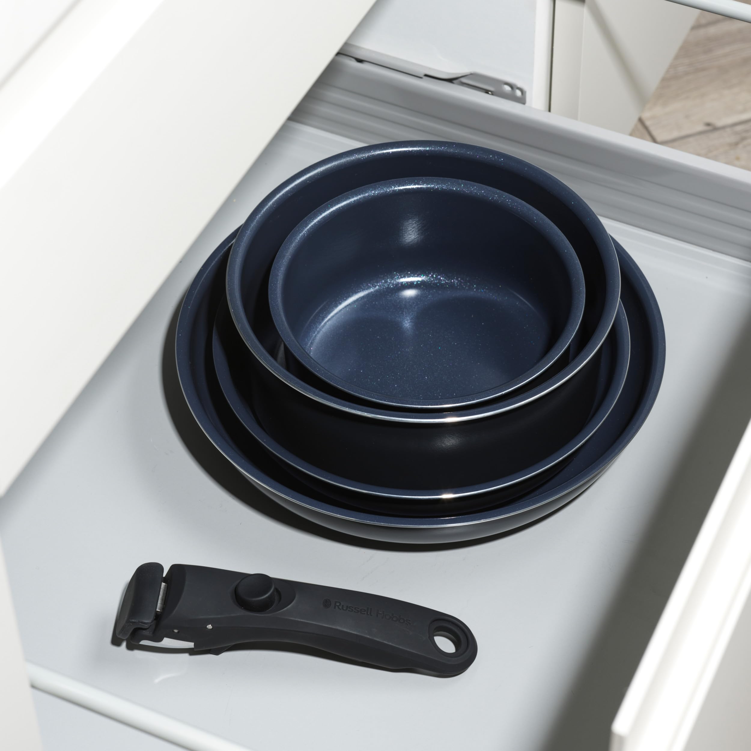 Russell Hobbs RH03319EU7 Smart Clip - Set di 5 padelle e padelle antiaderenti in ceramica con manico staccabile, design impilabile, senza PFA, adatta al forno a induzione, blu marino