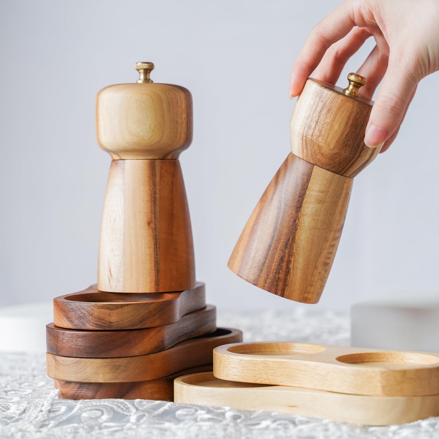 Ensemble de moulins à sel et poivre avec plateau - Moulin à sel réglable en céramique - Moulin à poivre en acier inoxydable - Bois d'acacia - Hauteur : 14 cm - Diamètre du fond : 6 cm
