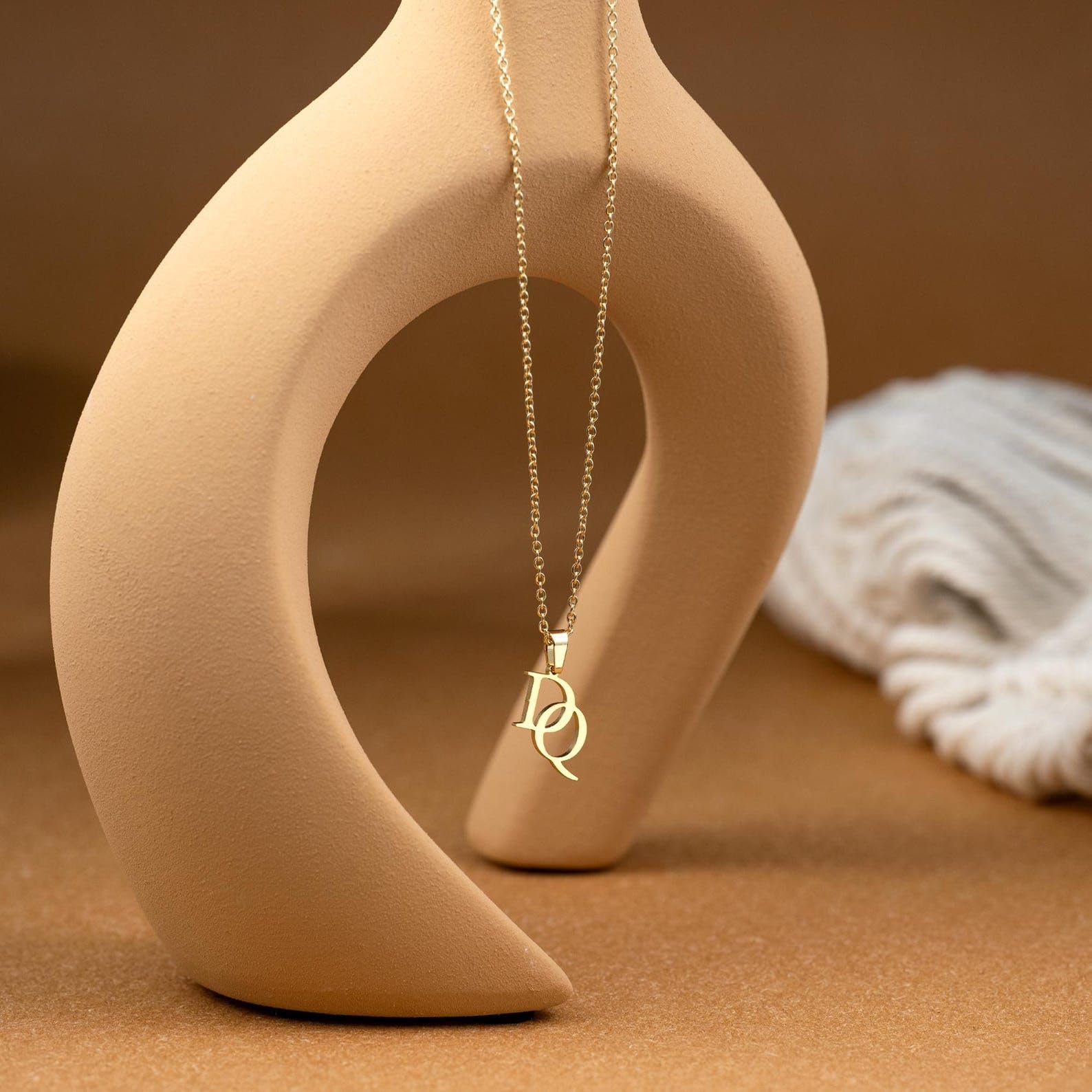 Su misura doppio collana con iniziale, personalizzato intrecciato lettera ciondolo per coppie, delicato monogramma gioiello per lei, Natale e San Valentino