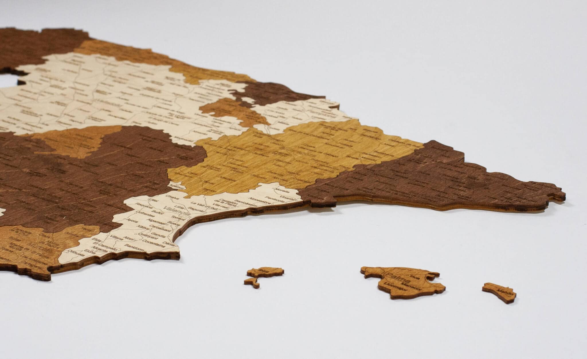 Mapa de madera 2D de España - Mapa de varias capas, madera teñida multicolor, nombres grabados, decoración de pared para su oficina, sala de estar, pasillo (98 x 80 cm)