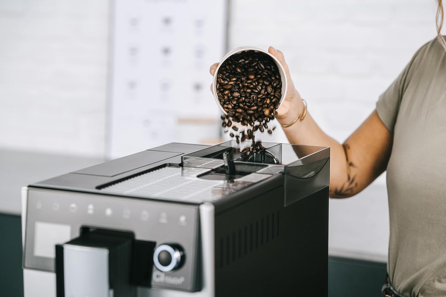 Filling coffee beans into the Melitta CI Touch two-chamber container