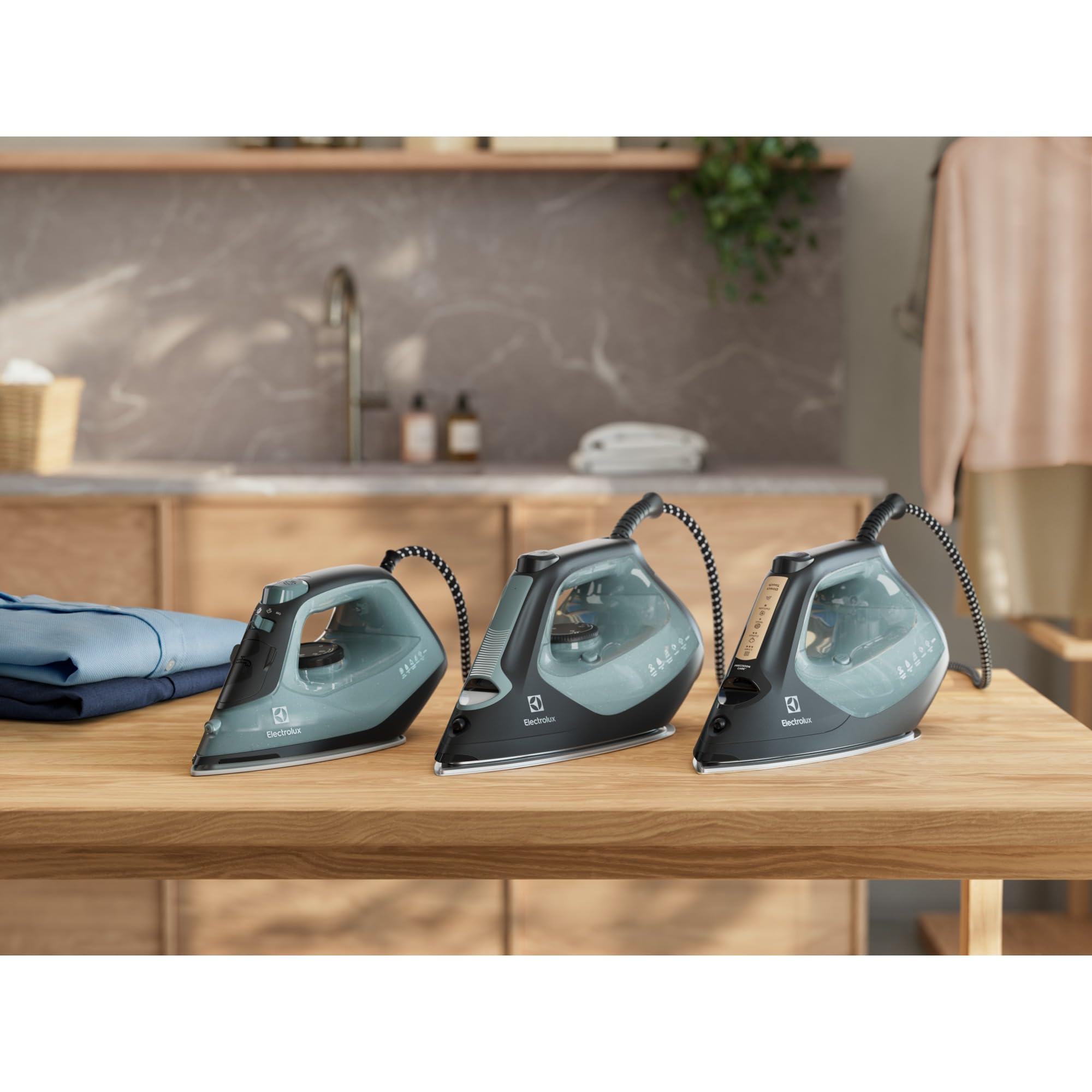 Electrolux Refine 700 Fer à Repasser E7SI2-6OG, Programme Personnalisé, Éclairage Avant, Semelle RESILIUM Ski 500 Anti-rayures, 2600W, Jet de Vapeur 230 g/min, Cordon Mouvement à 360°, Vert Océan