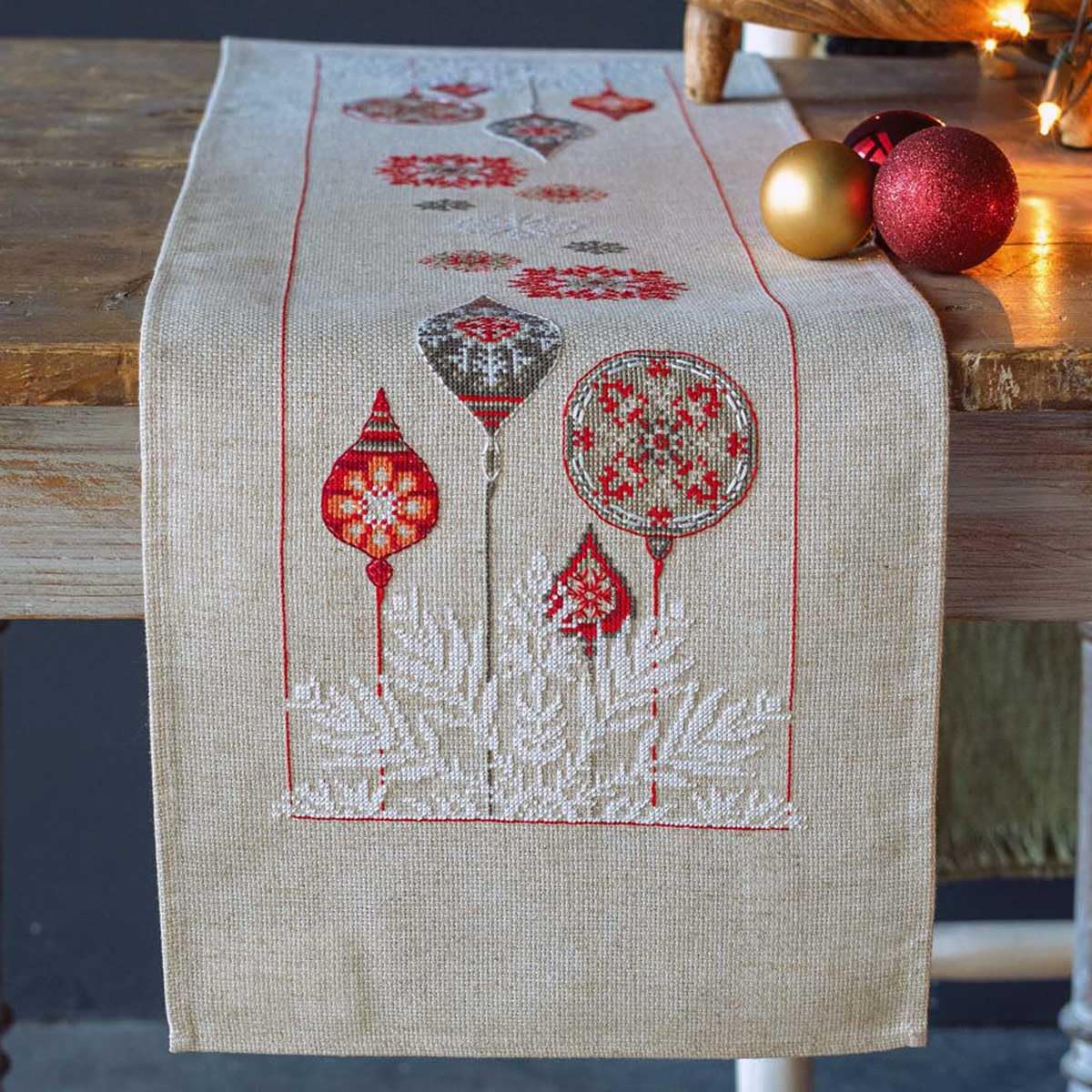 Vervaco Embroidery Kit Table Runner Counted Pattern Pack Cross Stitch Poinsettia Embroidery Runner for DIY Embroidery Kit Christmas Creative Set for Adults 29 x 102 cm Creative Gift